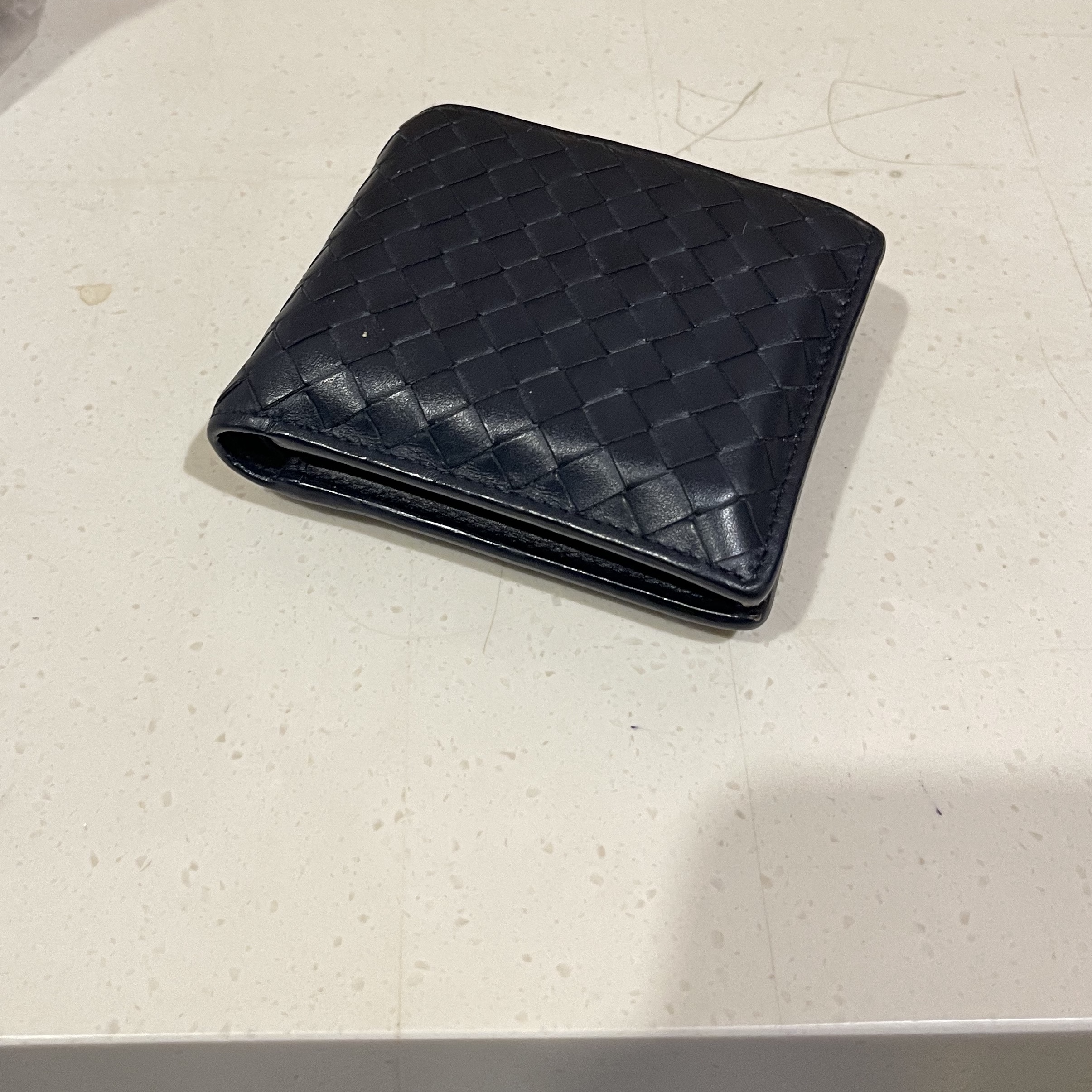 Bottega Veneta Bi-Fold Wallet Navy 착용 스타일