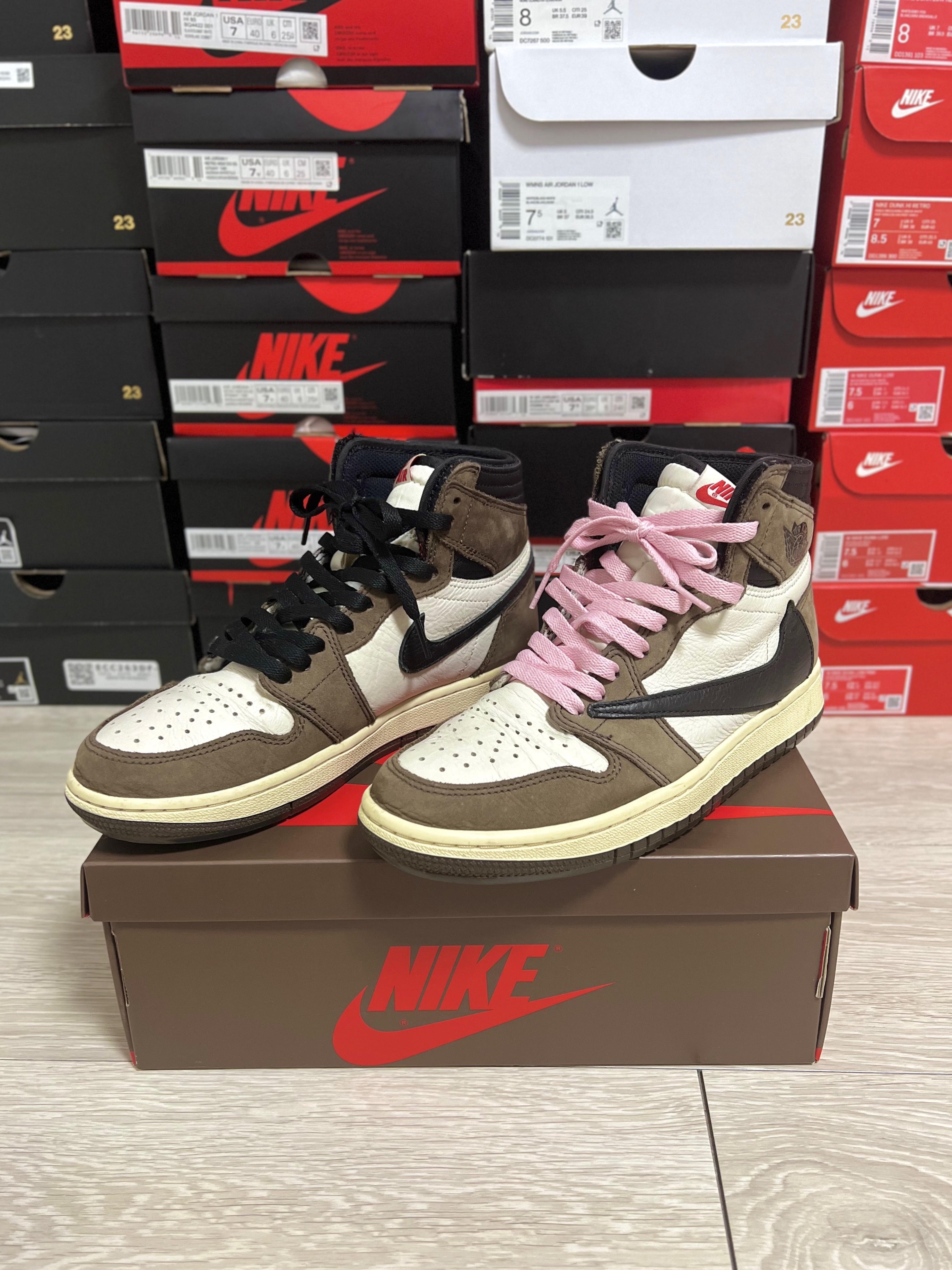 Jordan 1 x Travis Scott Retro High OG SP Mocha 착용 스타일 - 1