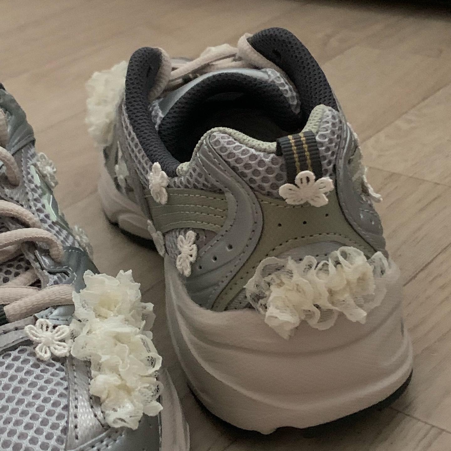 New Balance 530 Earth 착용 스타일 - 3