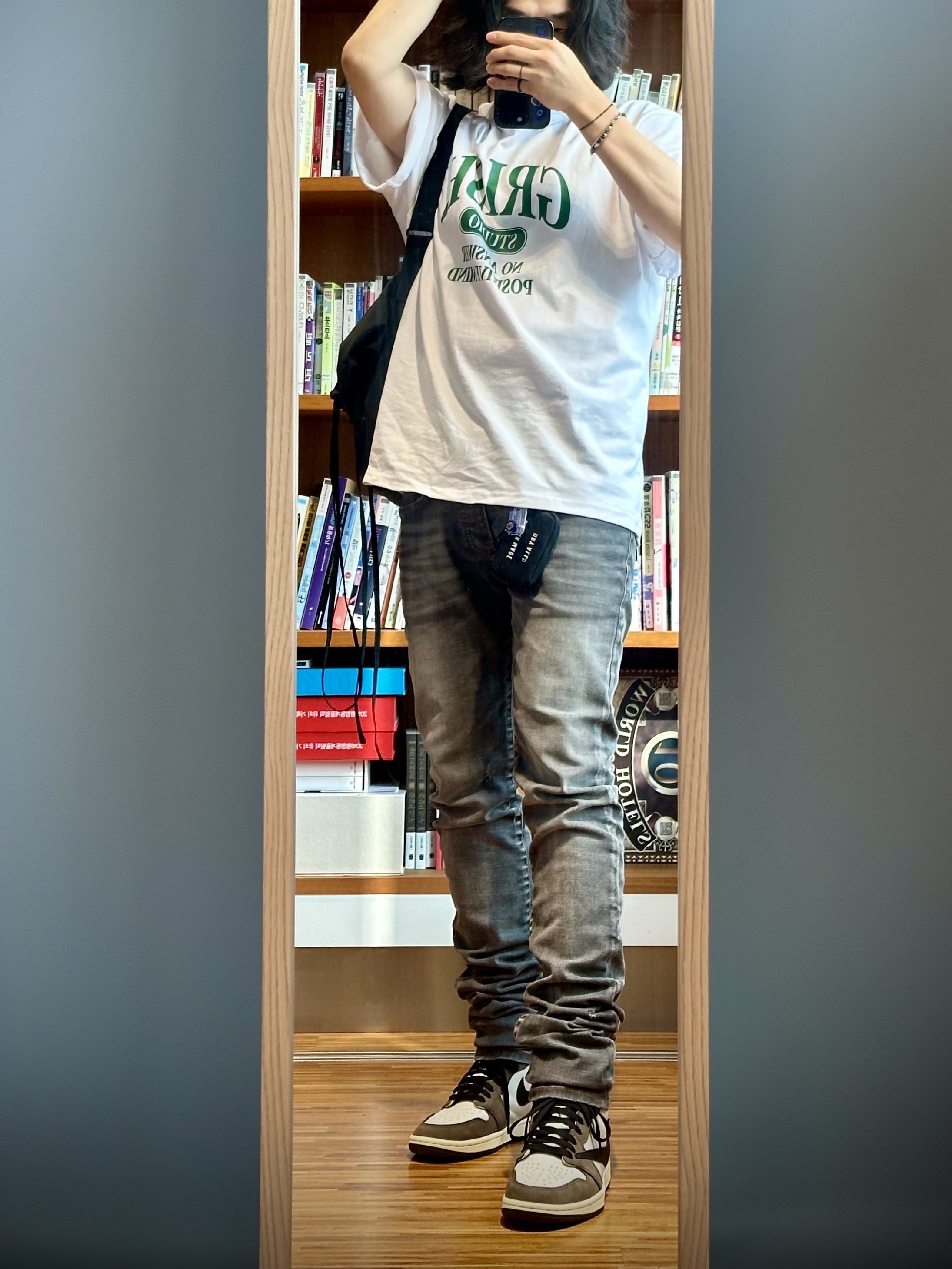 Undermycar Legion.03 Slim Fit Blue Stitch Washed Jeans Washed Gray, Jordan 1 x Travis Scott Retro High OG SP Mocha 착용 스타일 - 3