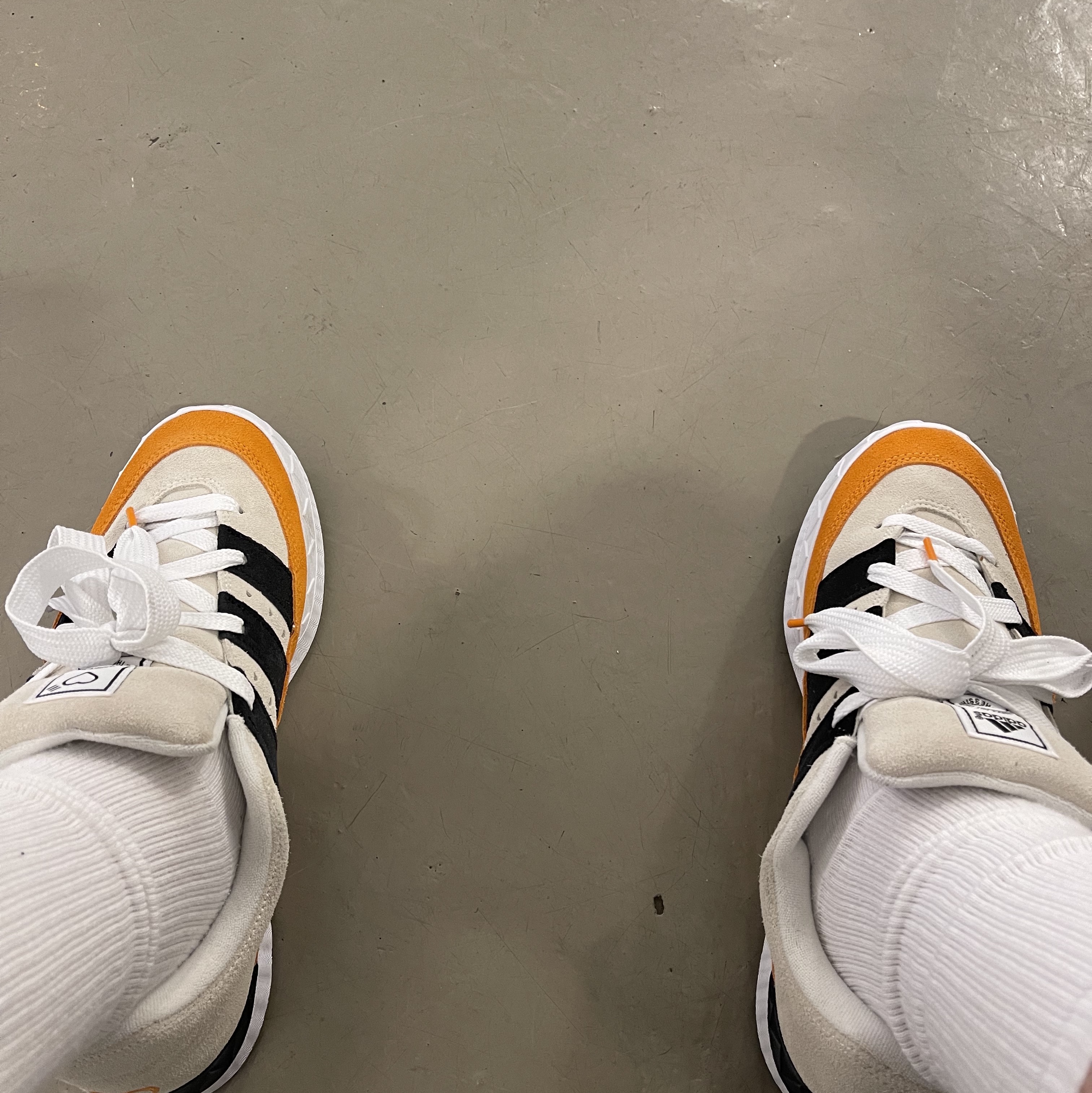 Adidas x Human Made Adimatic White, Adidas x Human Made Adimatic Gray 착용 스타일 - 1