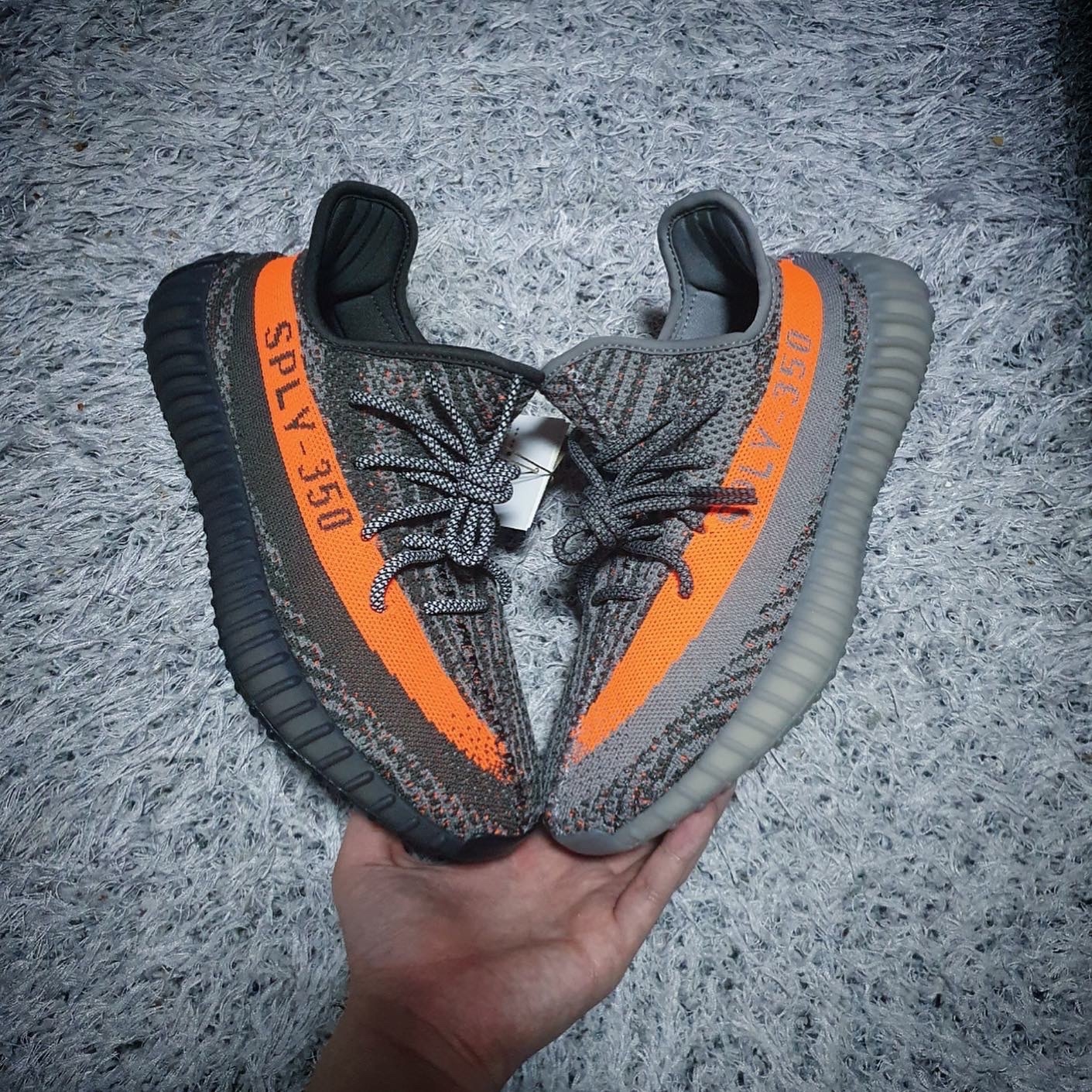 Adidas Yeezy Boost 350 V2 Carbon Beluga 착용 스타일 - 1