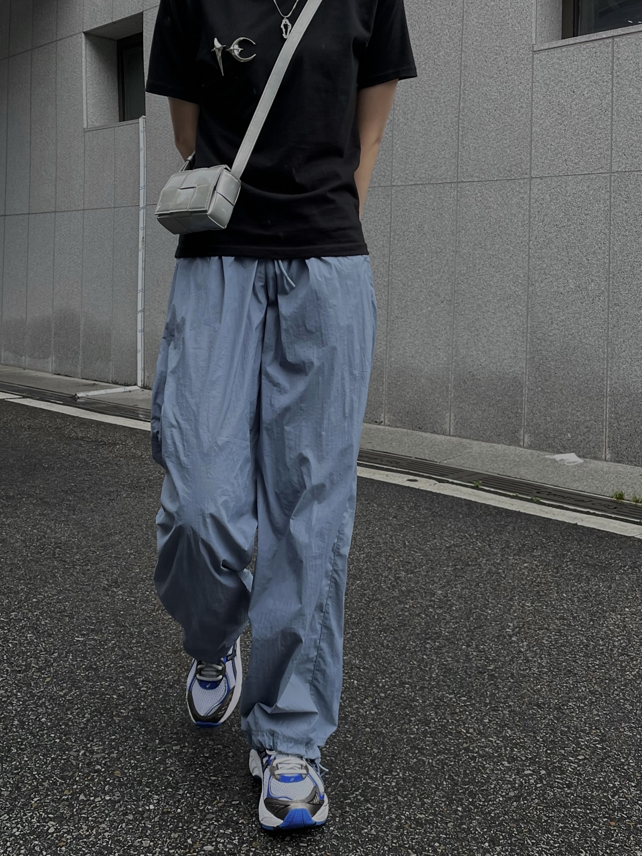 Bottega Veneta Mini Leather Cassette Silver, Asics GT-2160 White Illusion Blue 착용 스타일 - 3