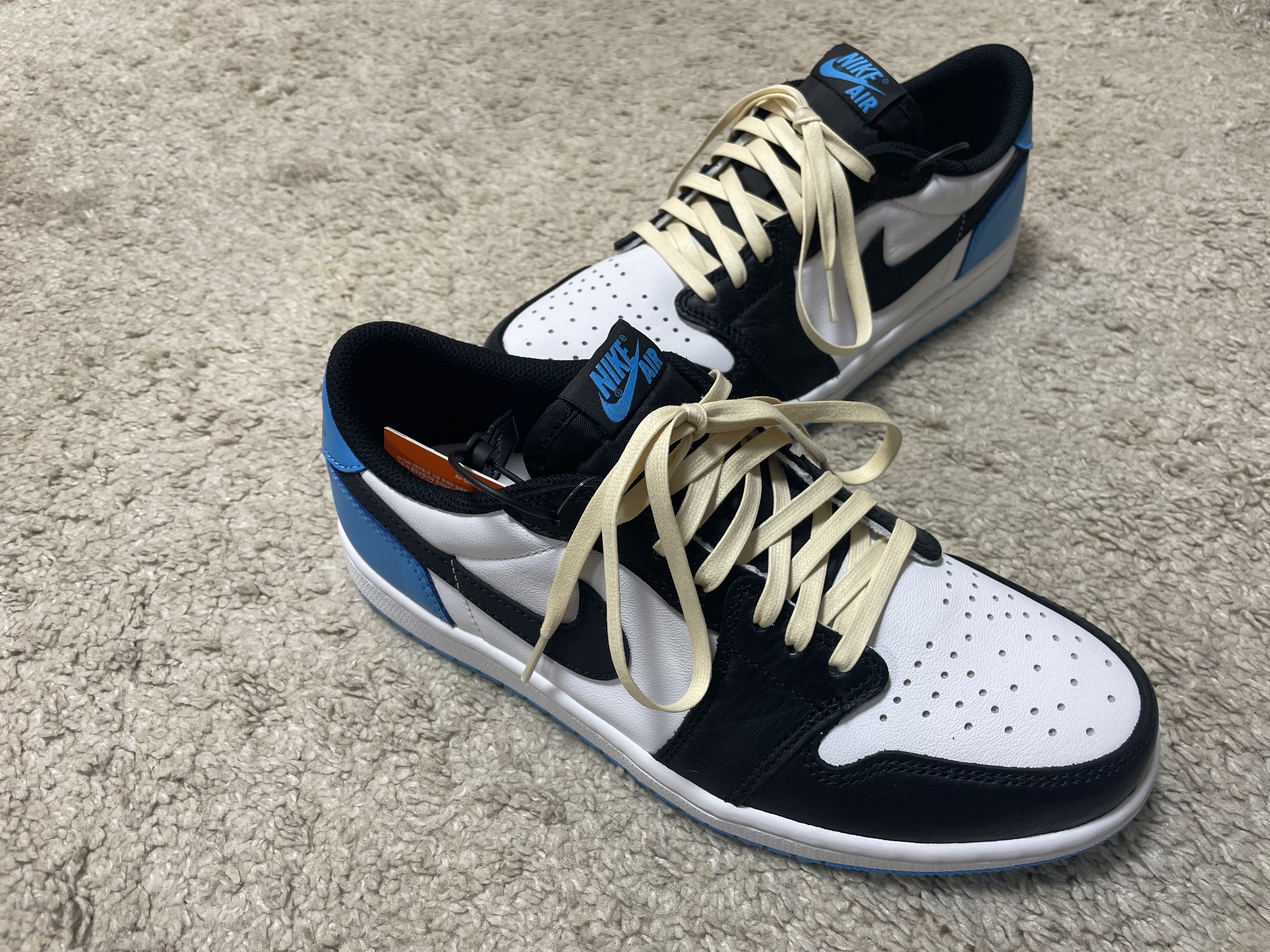 Jordan 1 Retro Low OG Black and Dark Powder Blue 착용 스타일