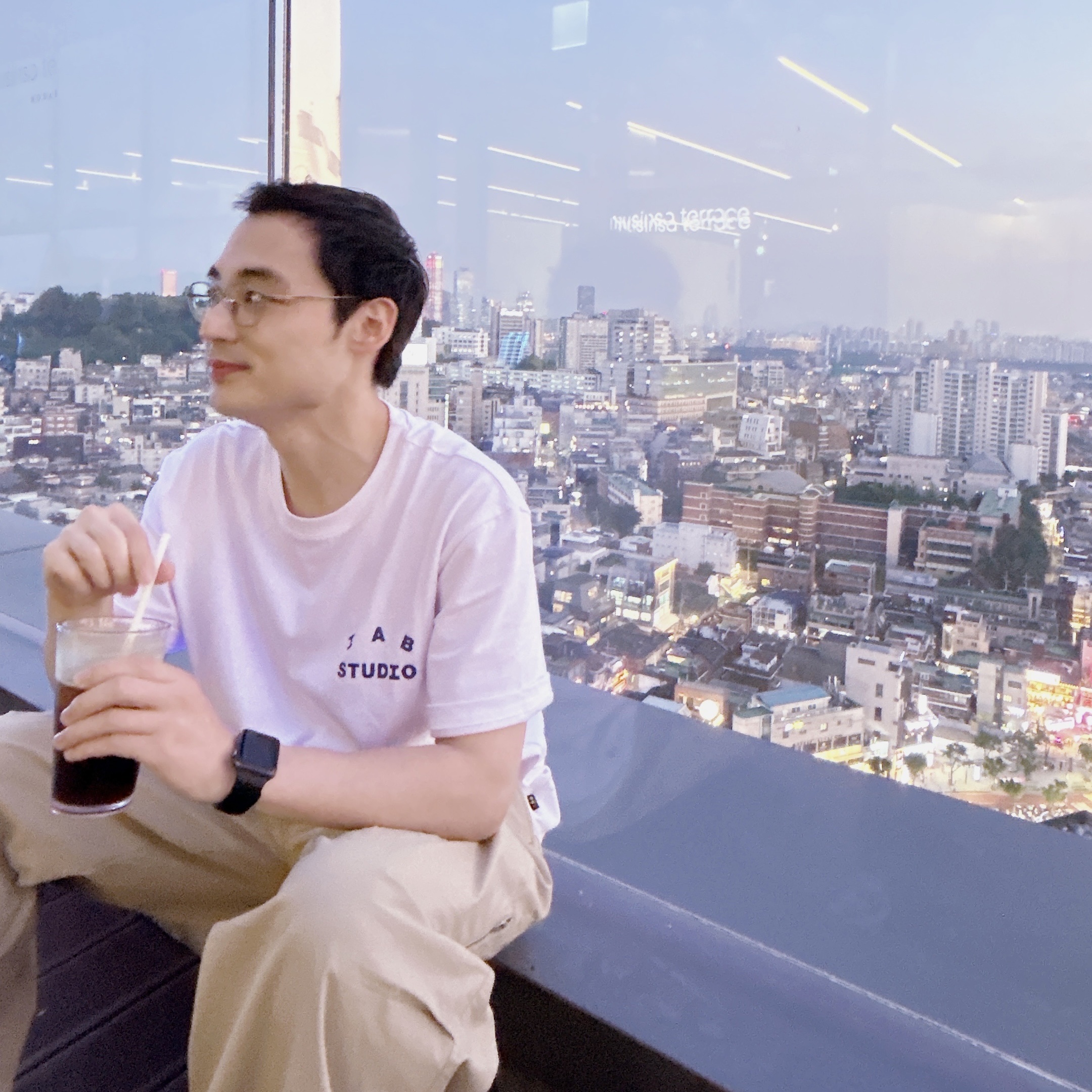 IAB Studio T-Shirt White Navy - 22FW 착용 스타일