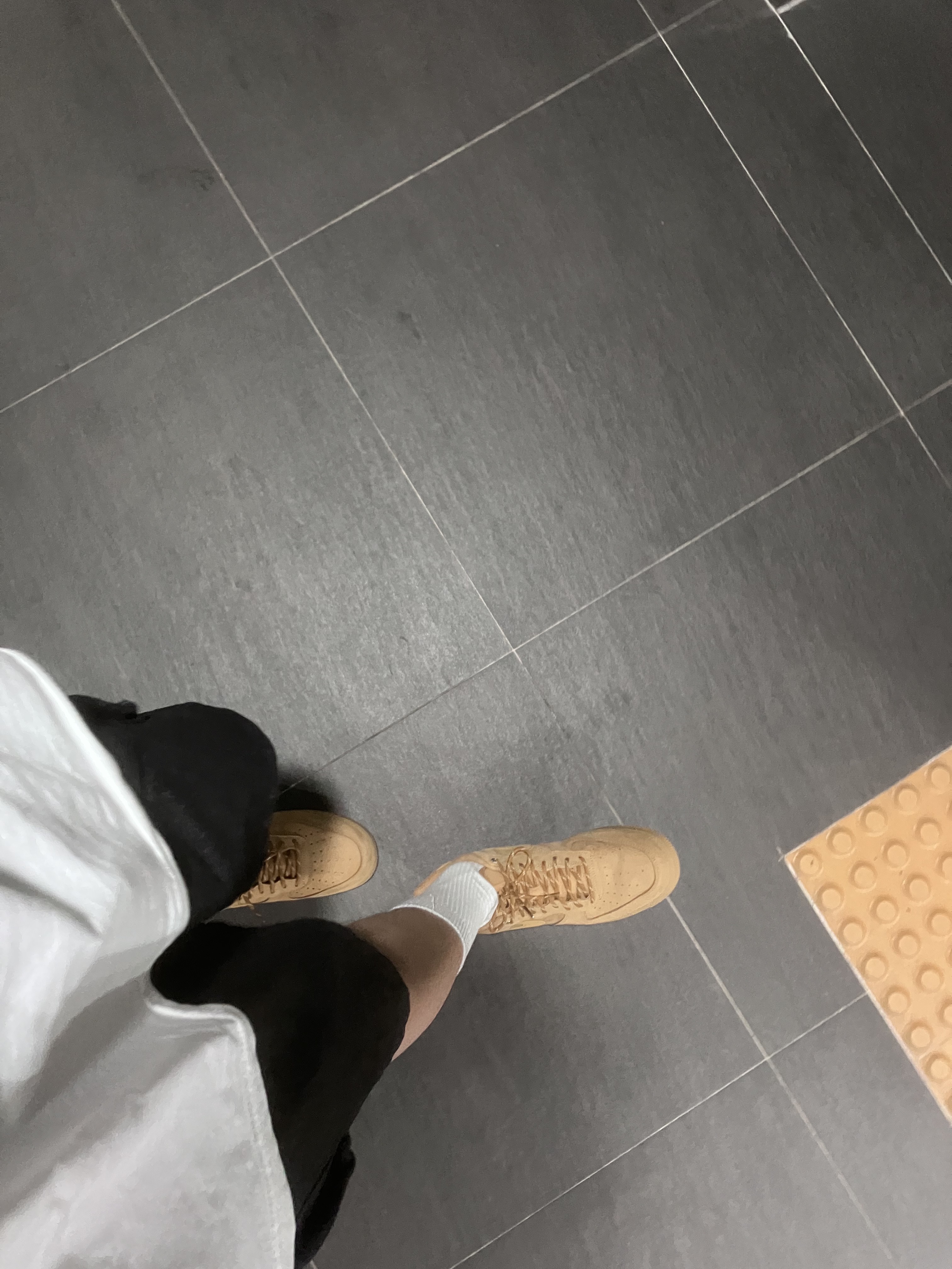 Nike Air Force 1 '07 WB Flax, Stussy Dice Pigment Dyed T-Shirt Natural 착용 스타일