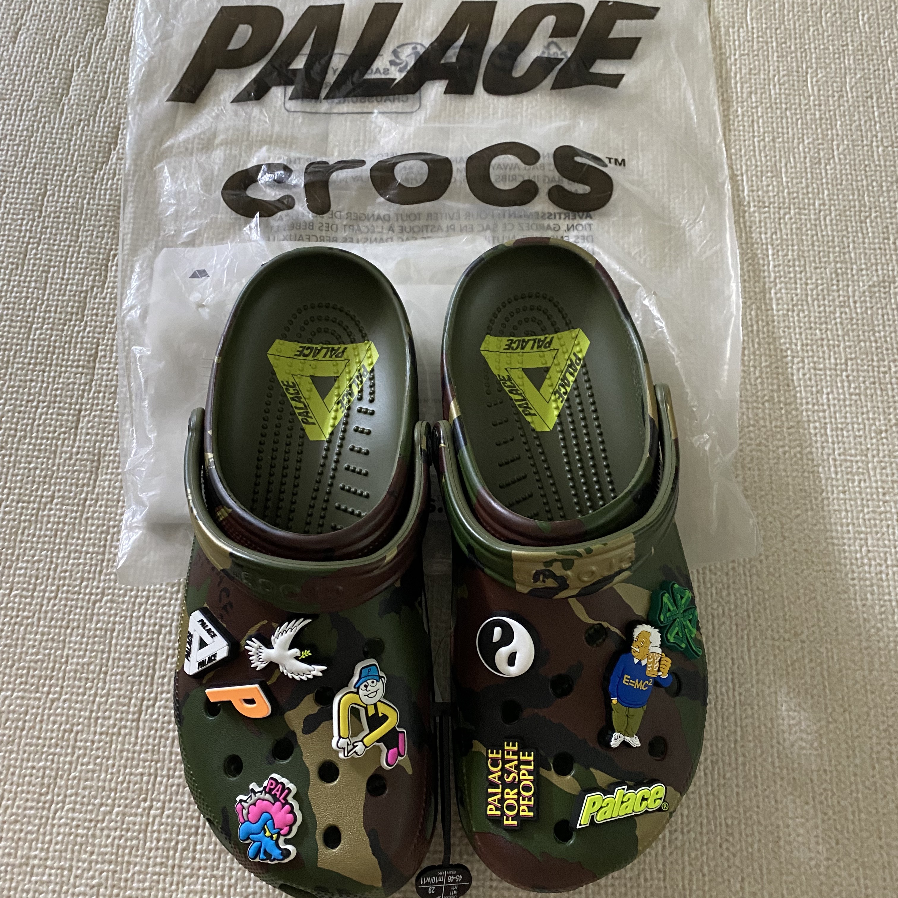 Crocs x Palace Classic Clog Woodland Camo 착용 스타일
