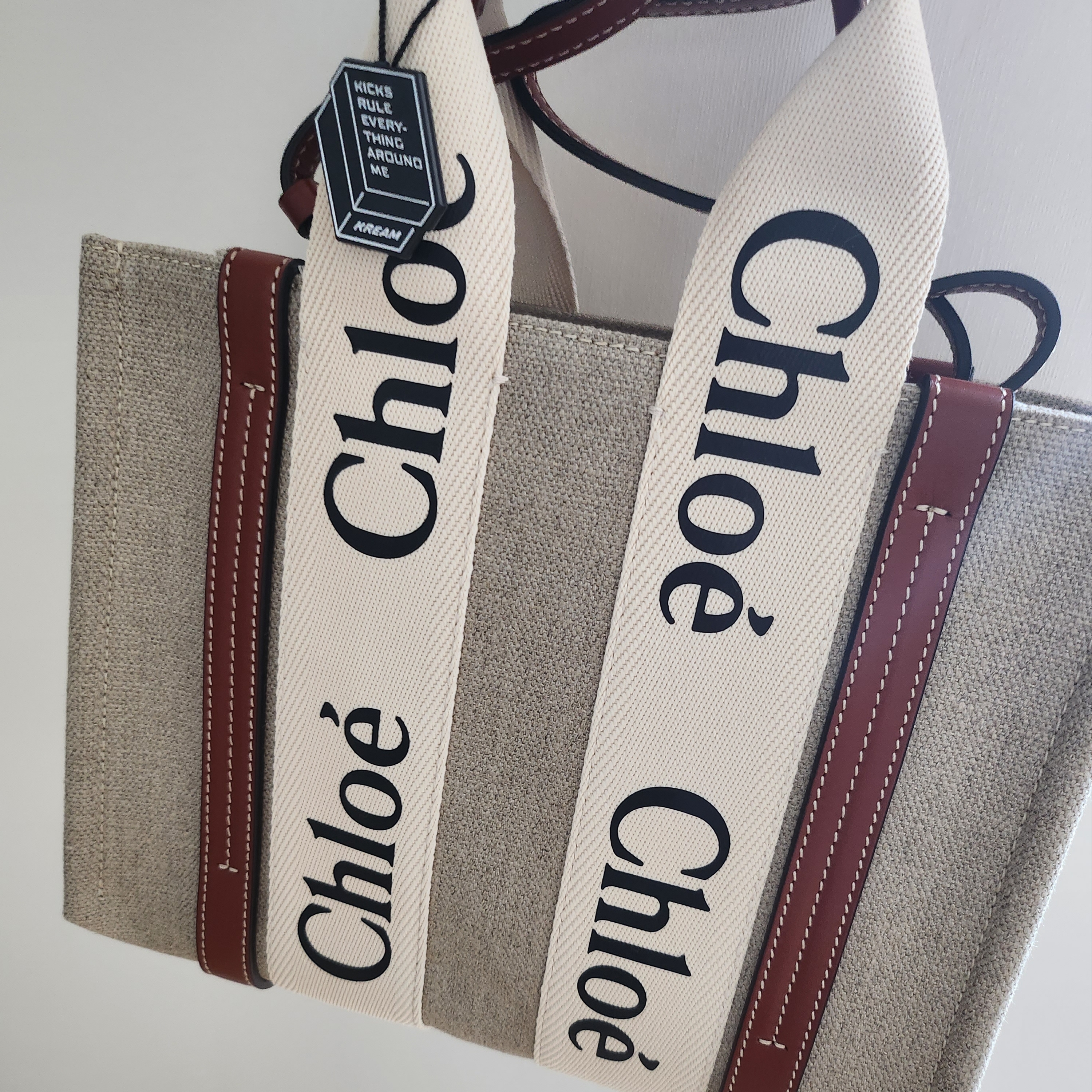 Chloe Woody Small Tote Bag White Brown 착용 스타일