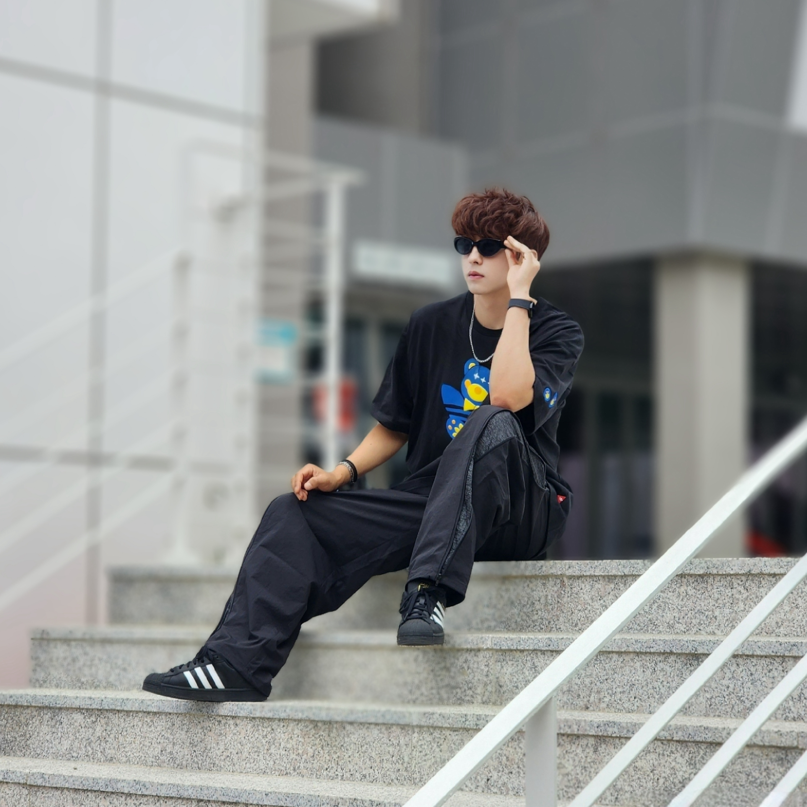 Adidas Superstar Core Black White 착용 스타일 - 1