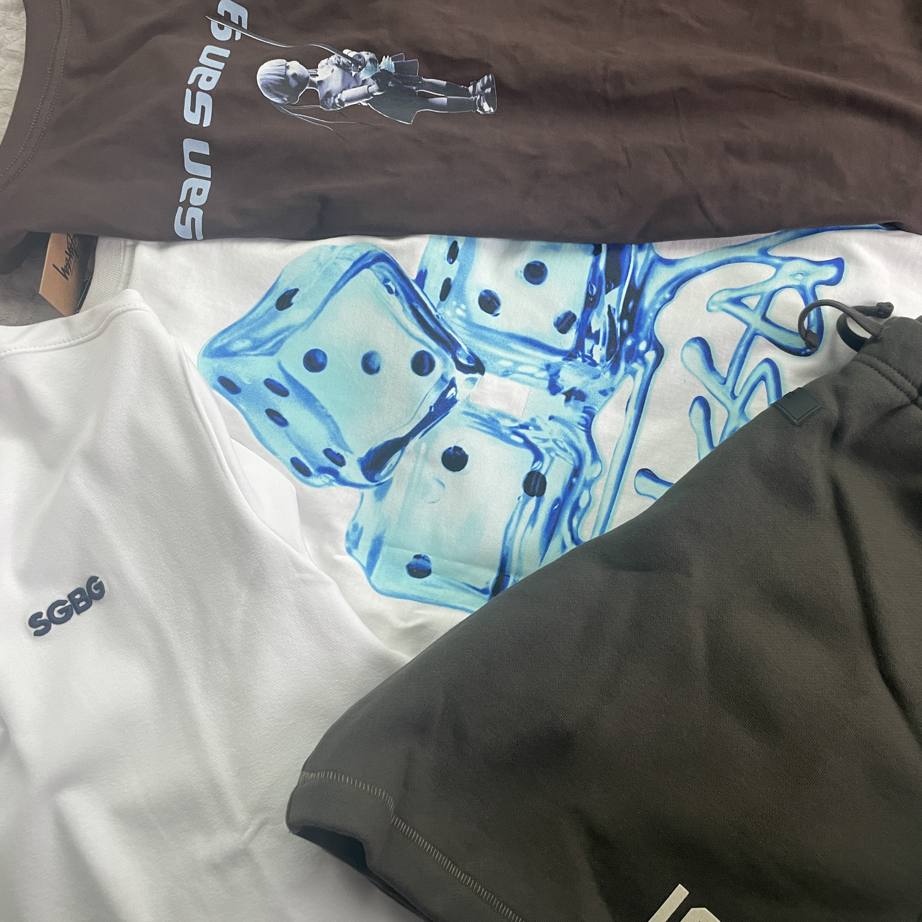 Stussy Melted T-Shirt White, (Kids) Essentials 1977 Shorts Off Black - 22FW 착용 스타일
