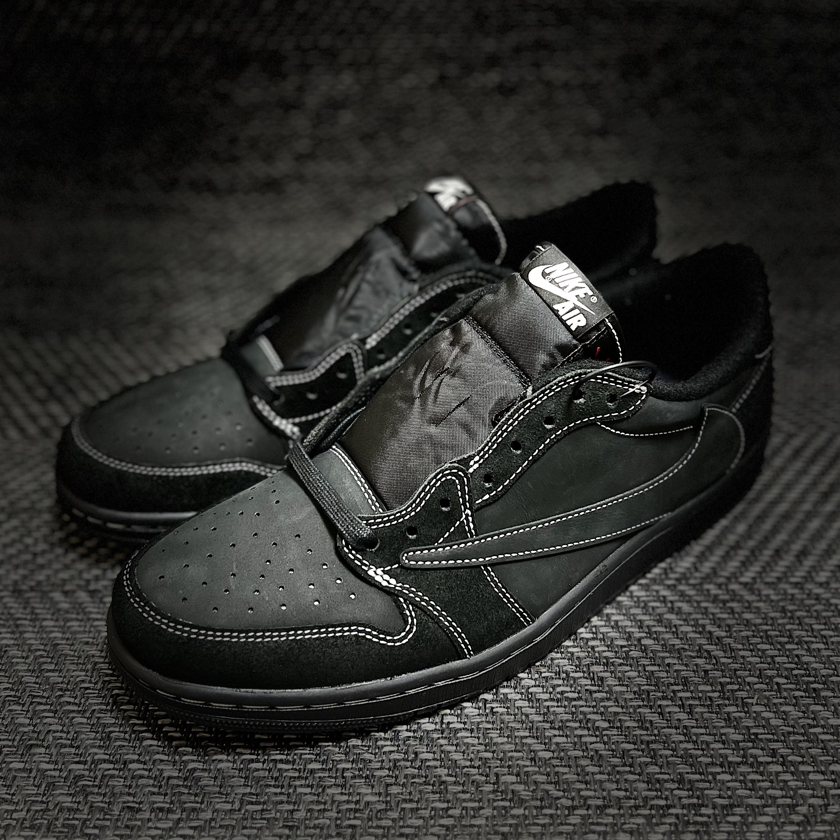 Jordan 1 x Travis Scott Retro Low OG SP Black Phantom 착용 스타일 - 2