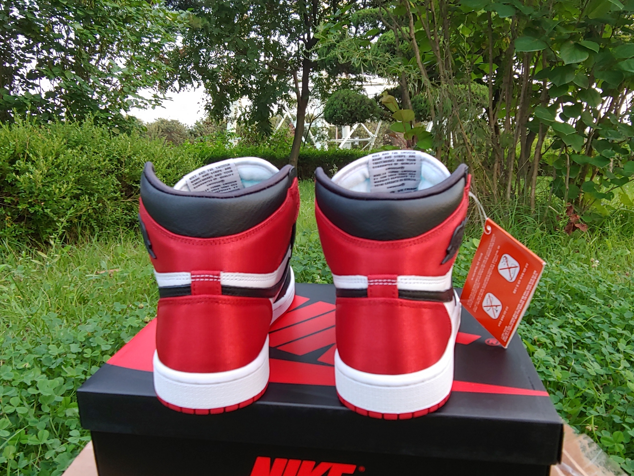 (W) Jordan 1 Retro High Satin Black Toe 착용 스타일 - 3