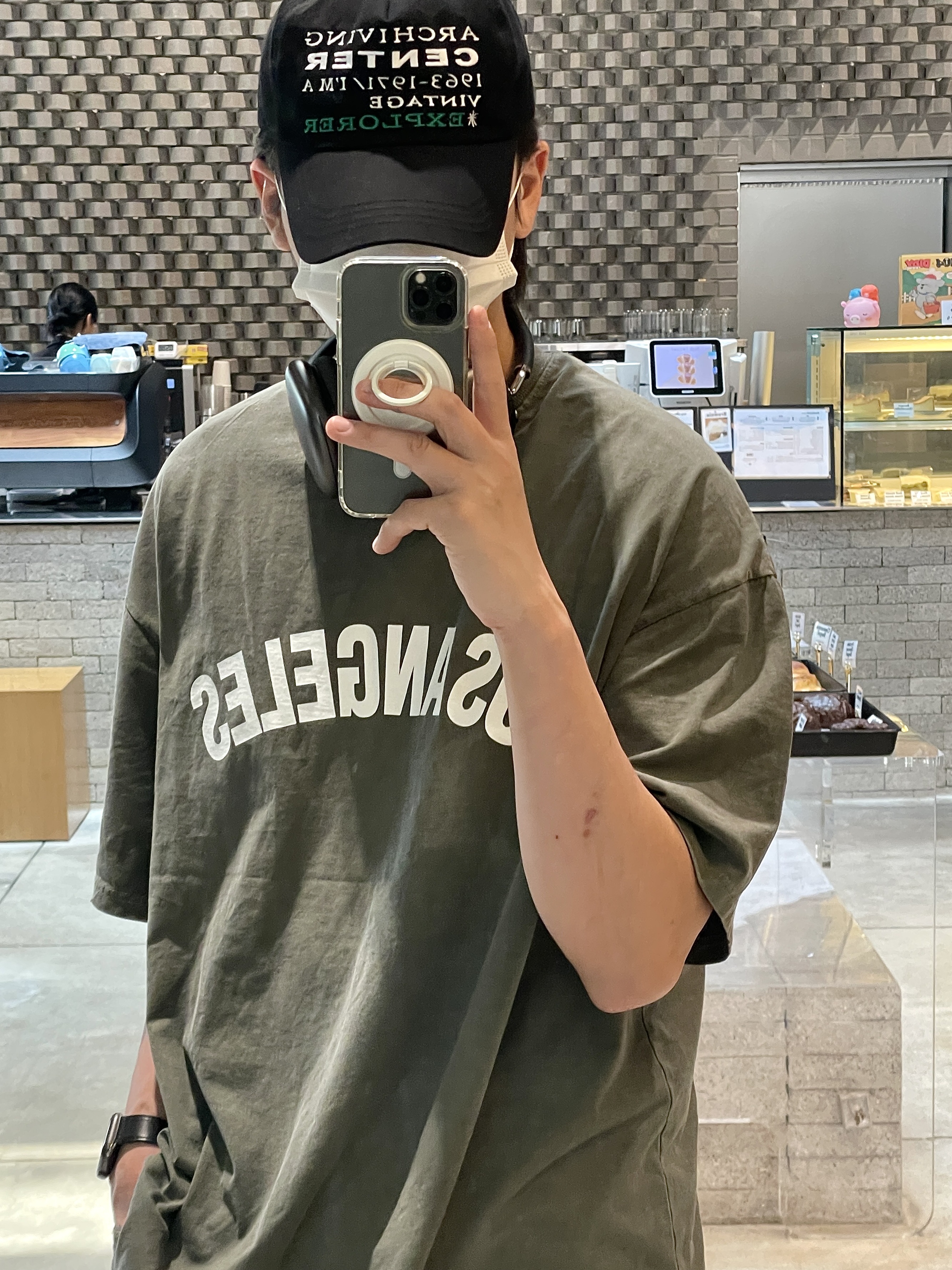 Apple AirPods Max Lightning Space Gray (Korean Ver.), Nike Air Force 1 '07 Low Triple Black 착용 스타일 - 4