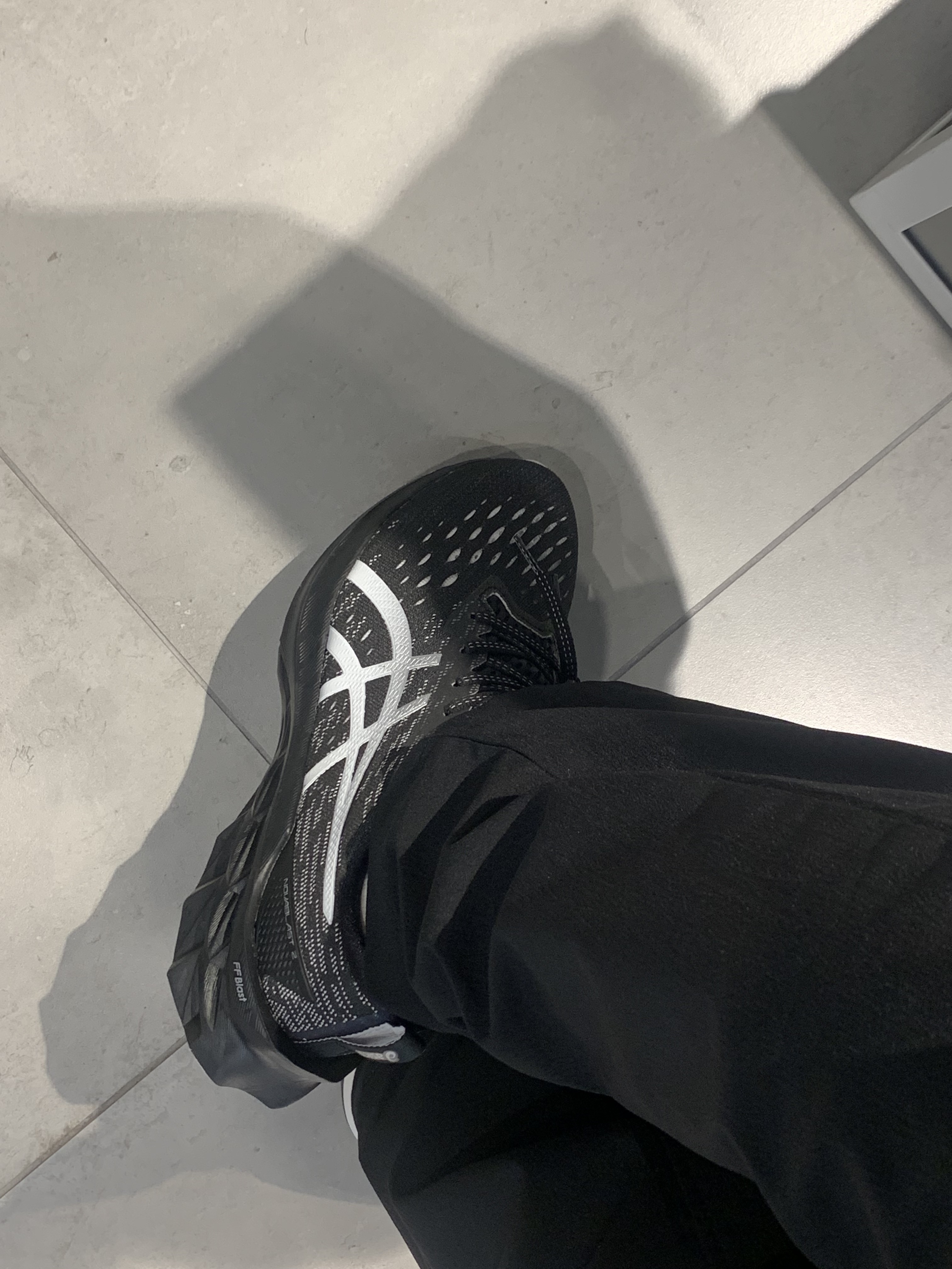 Asics Novablast 2 Black Pure Silver 착용 스타일