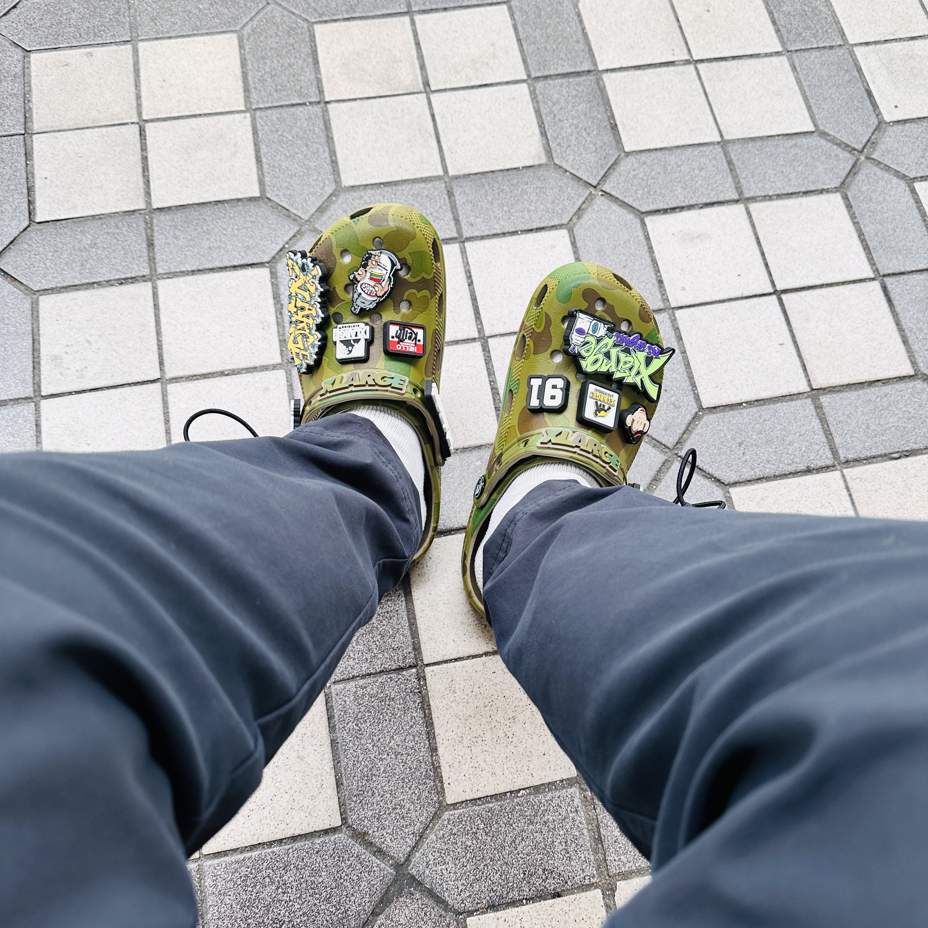 Crocs x XLarge Classic Clog Camo 착용 스타일 - 1