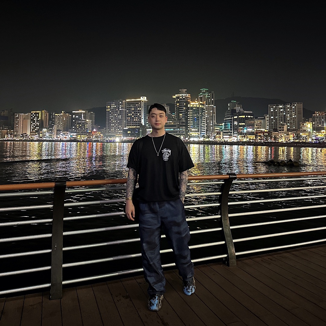 Stussy Peace Hand Pigment dyed T-Shirt Black, Adidas Yeezy Foam RNNR MX Cinder 착용 스타일 - 1