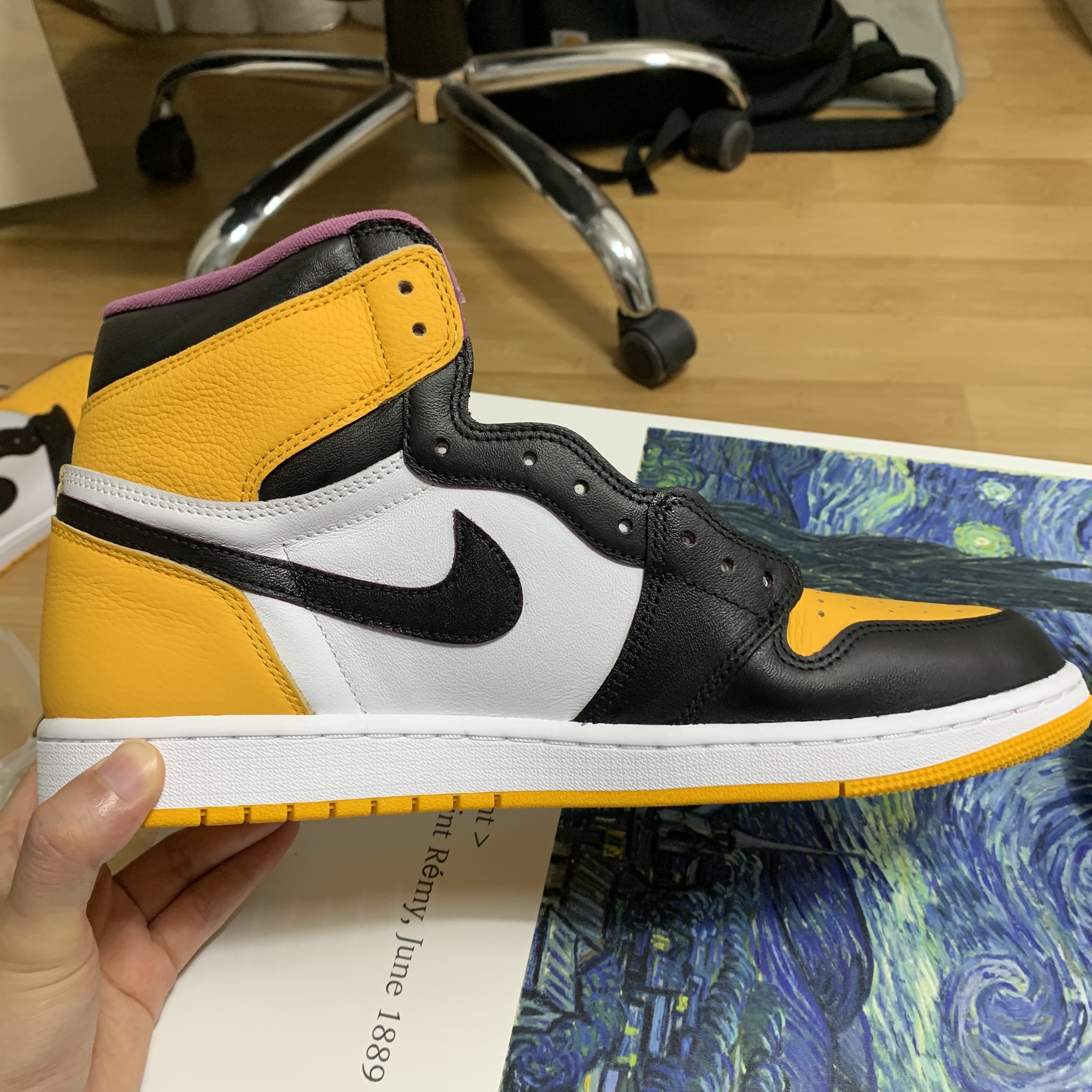 Jordan 1 Retro High OG University Gold Light Bordeaux 착용 스타일 - 3