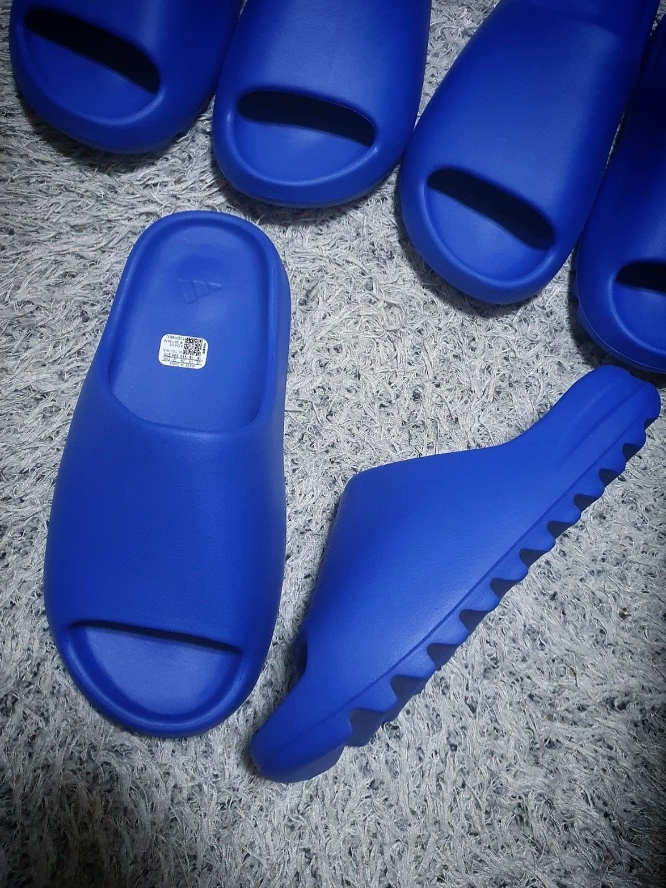 Adidas Yeezy Slide Azure 착용 스타일