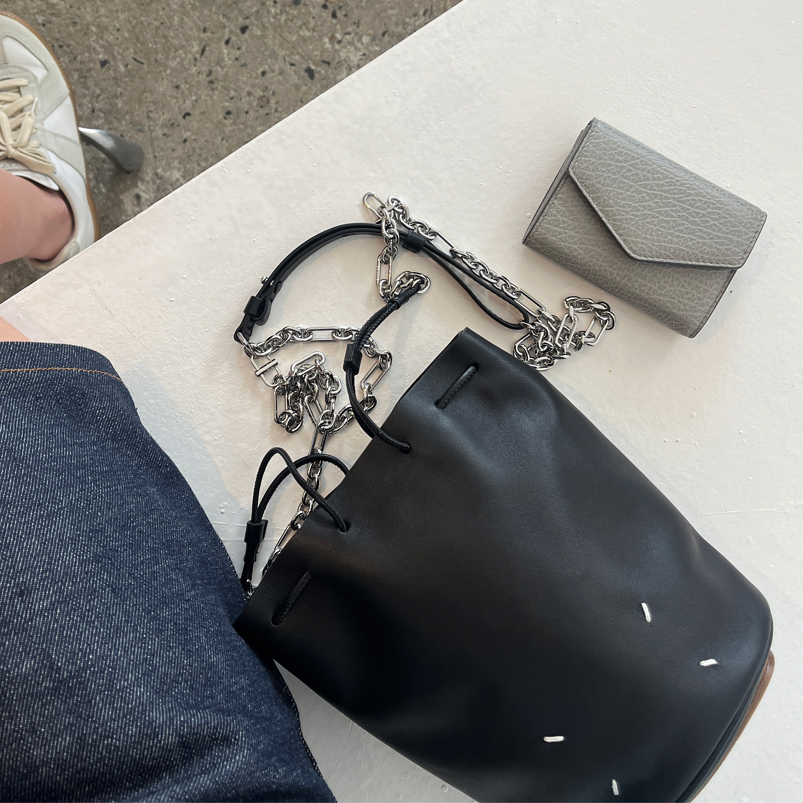 (W) Maison Margiela Calfskin Replica Sneakers White, Maison Margiela Tabi Chain Bucket Bag Black 착용 스타일