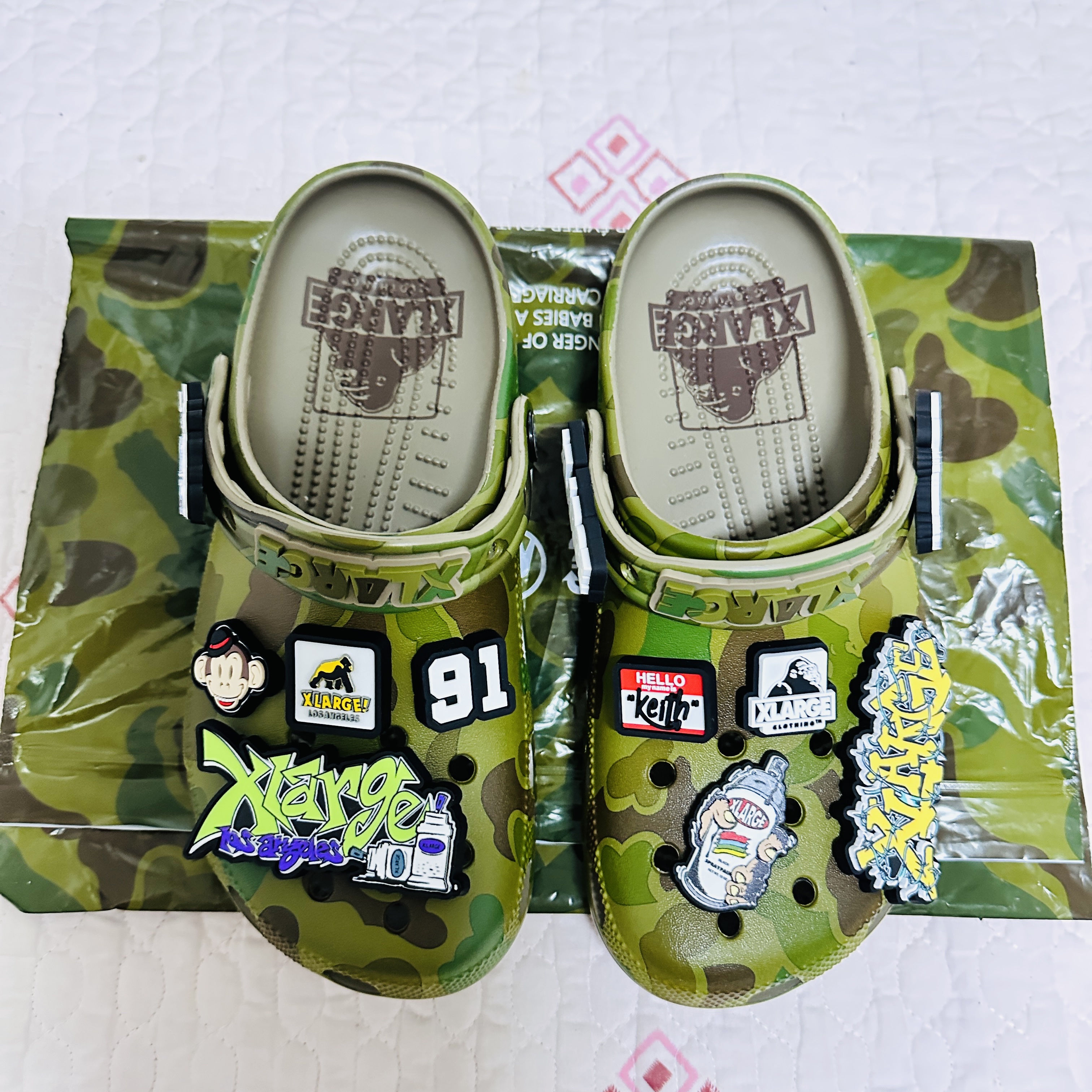 Crocs x XLarge Classic Clog Camo 착용 스타일 - 3