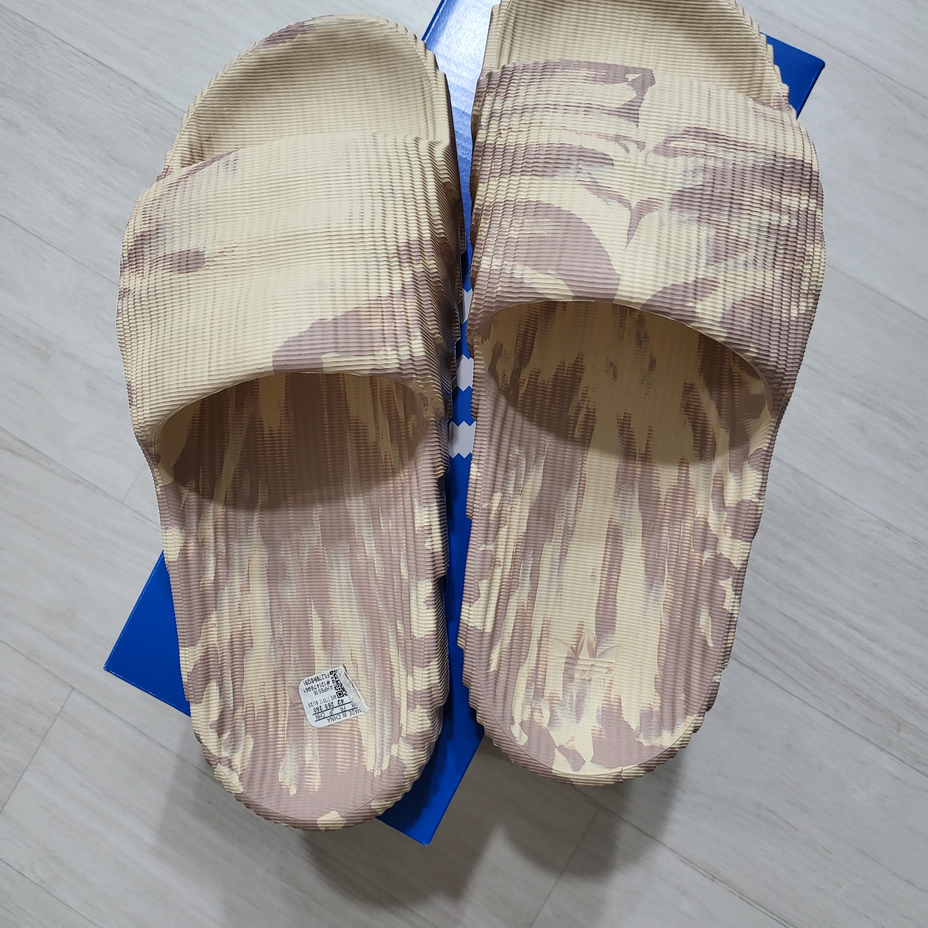 Adidas Adilette 22 Sand Strata 착용 스타일 - 1
