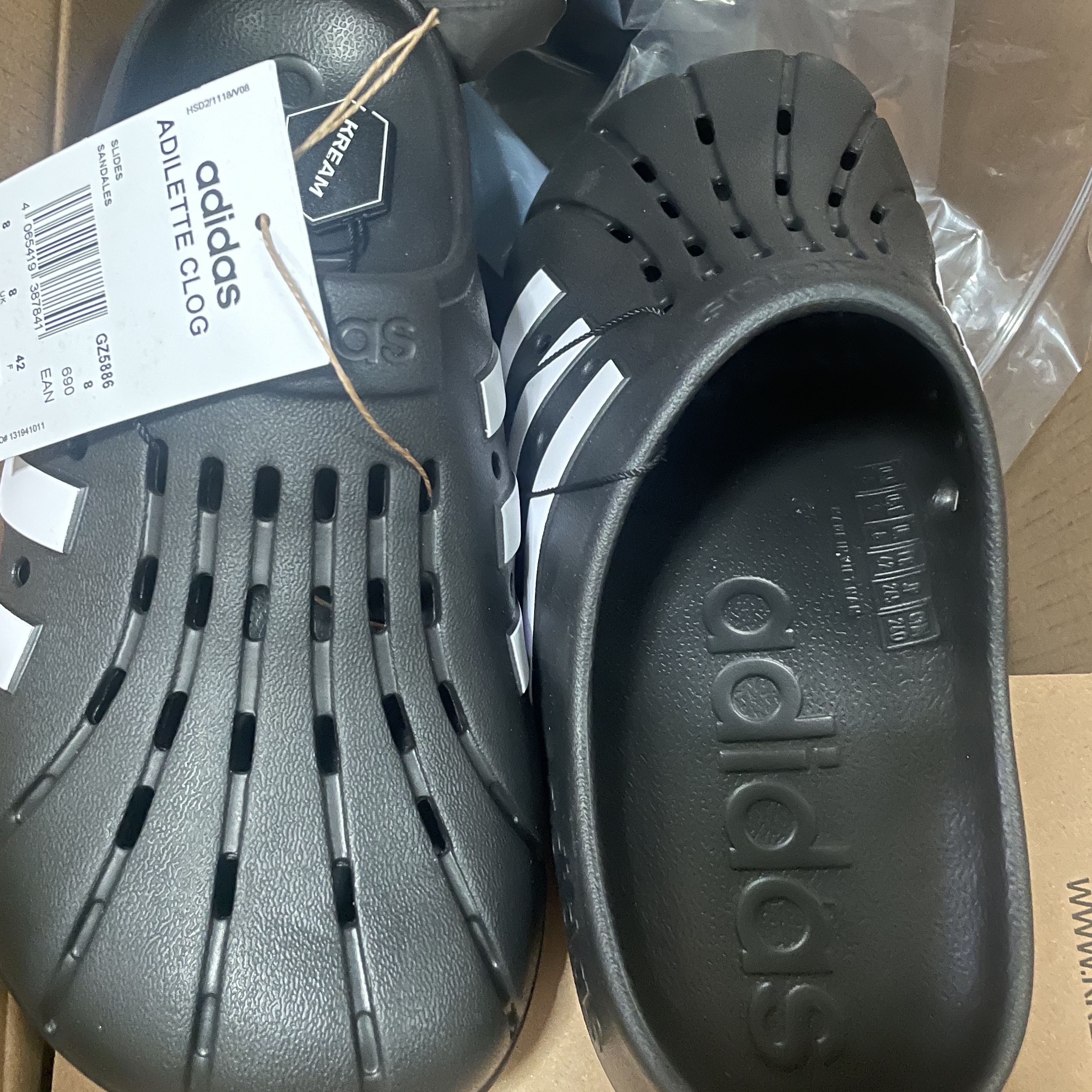 Adidas Adilette Clog Black White 착용 스타일