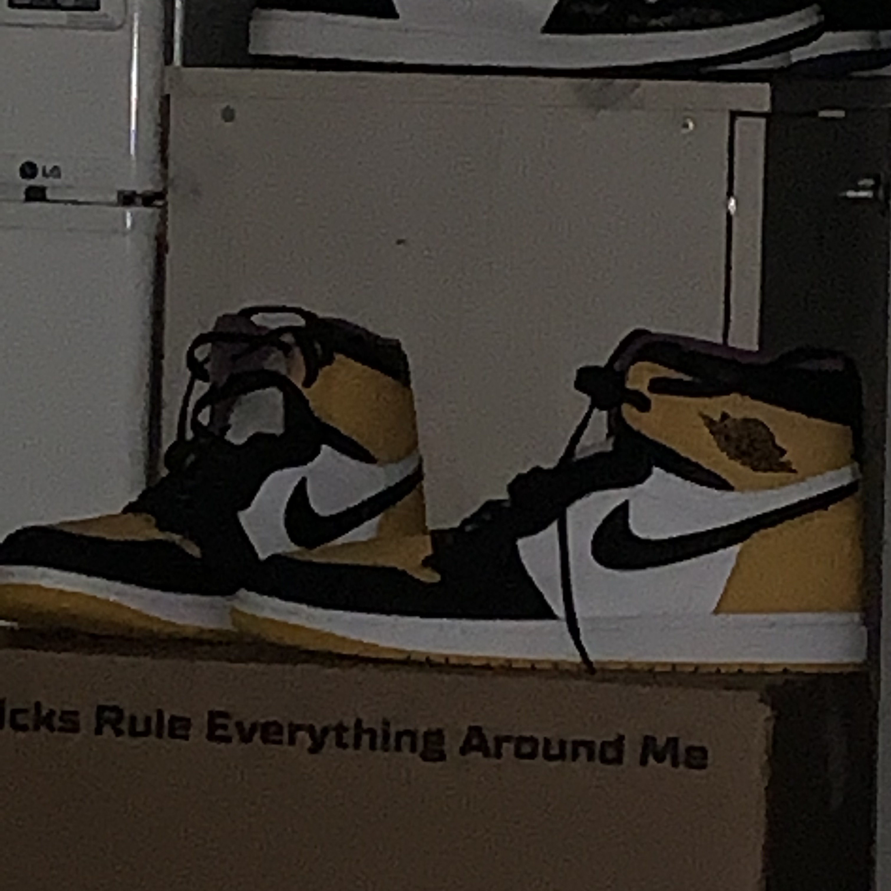 Jordan 1 Retro High OG University Gold Light Bordeaux 착용 스타일 - 2