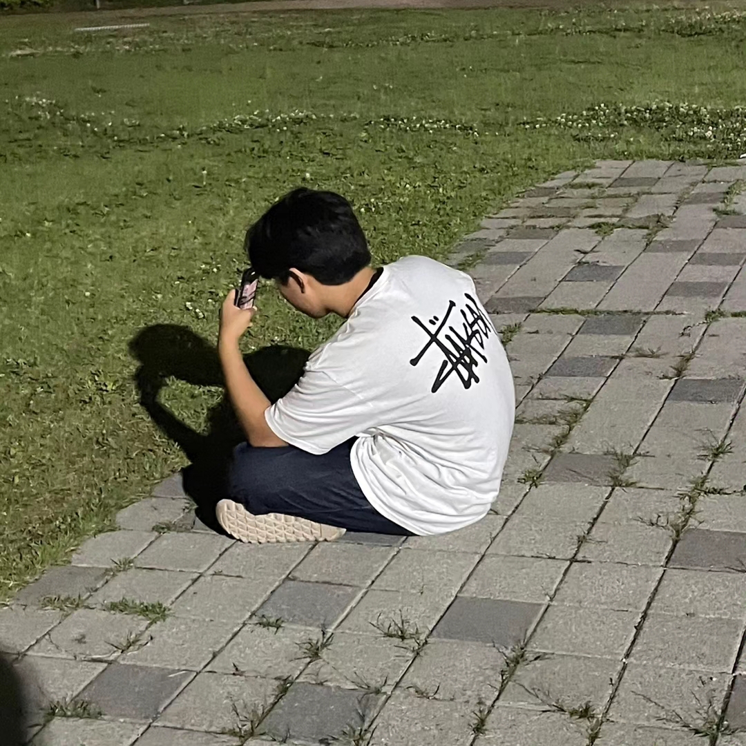 Stussy Basic Stussy T-Shirt White 2022, New Balance x Taw&Toe Flip Flop Ivory 착용 스타일 - 3