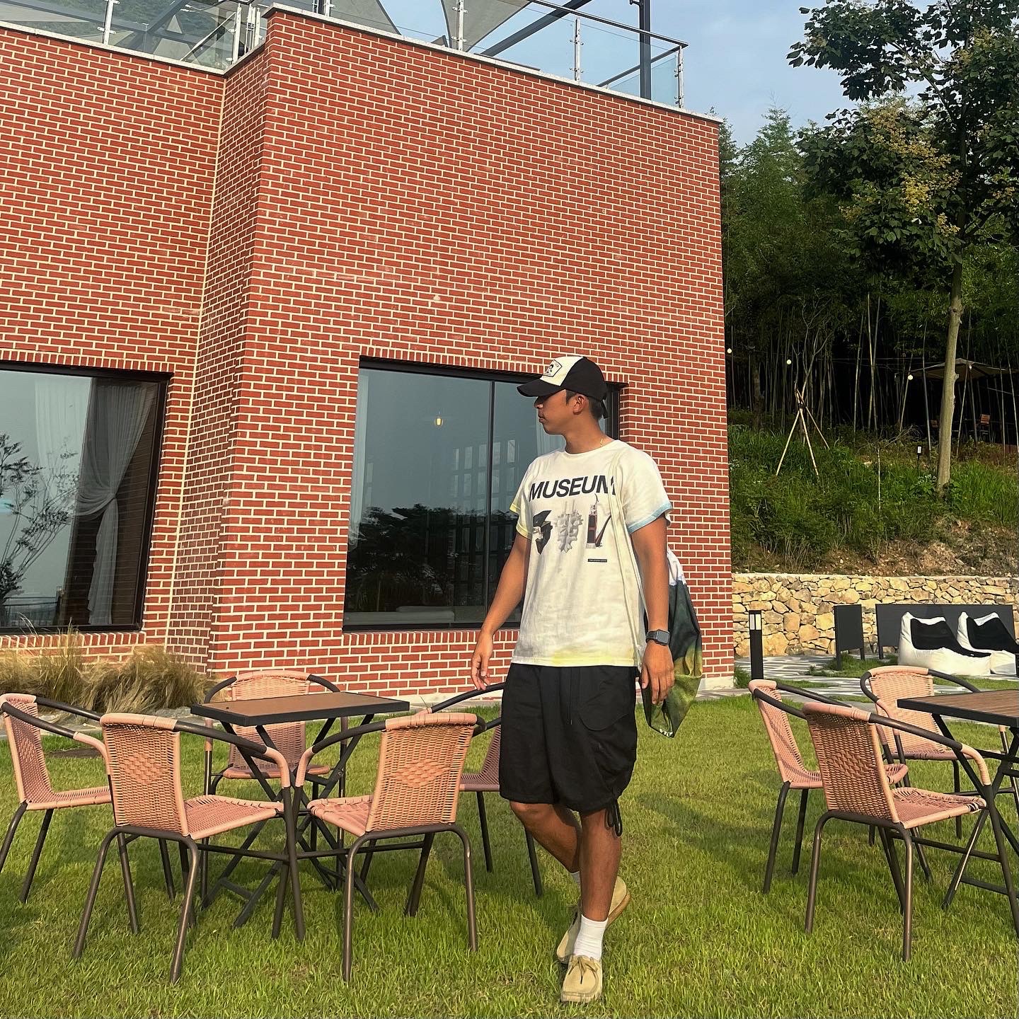 The Museum Visitor Hand Sprayed Museum T-Shirt White, Clarks Wallabee Maple Suede 착용 스타일