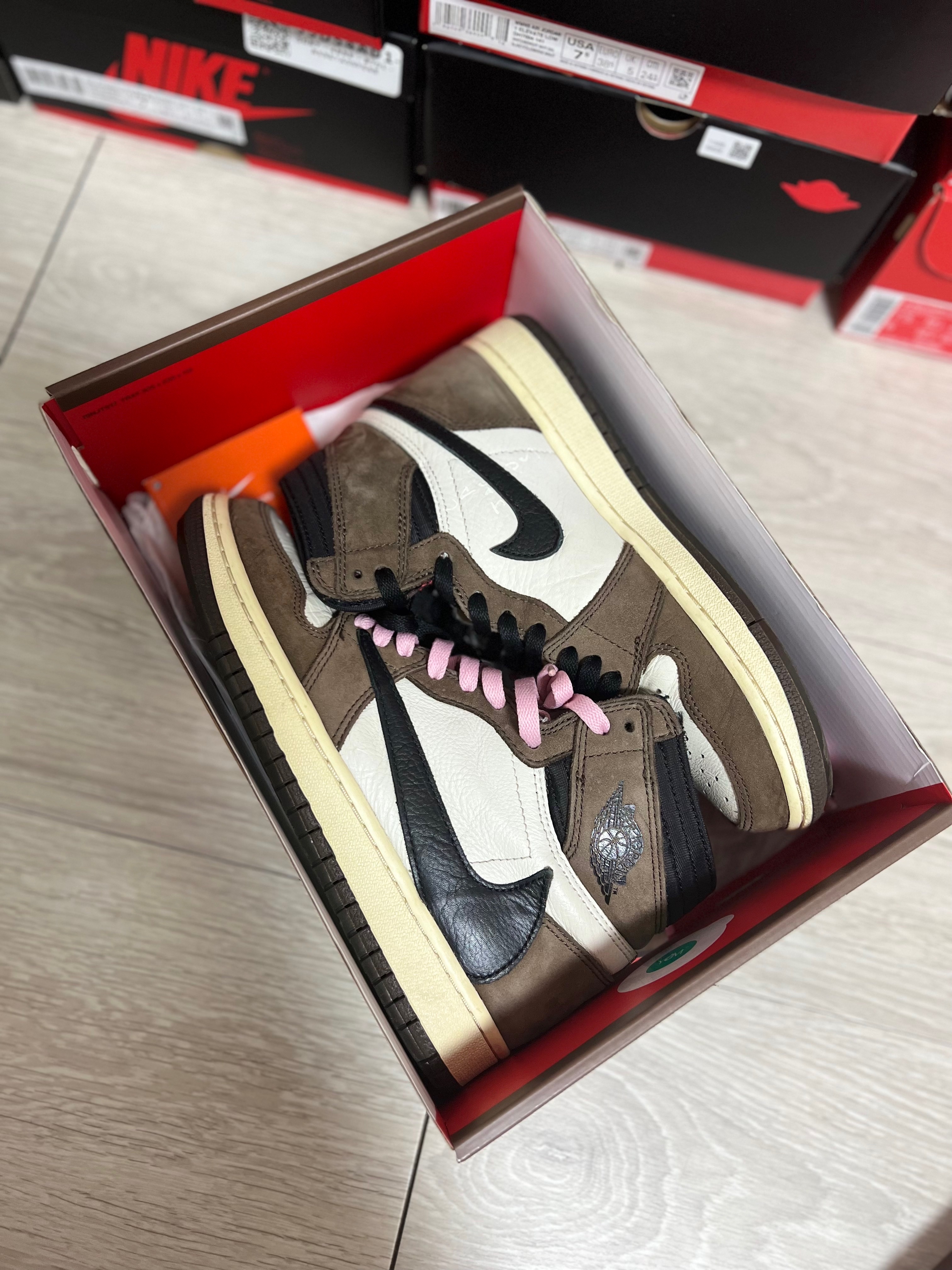 Jordan 1 x Travis Scott Retro High OG SP Mocha 착용 스타일 - 2