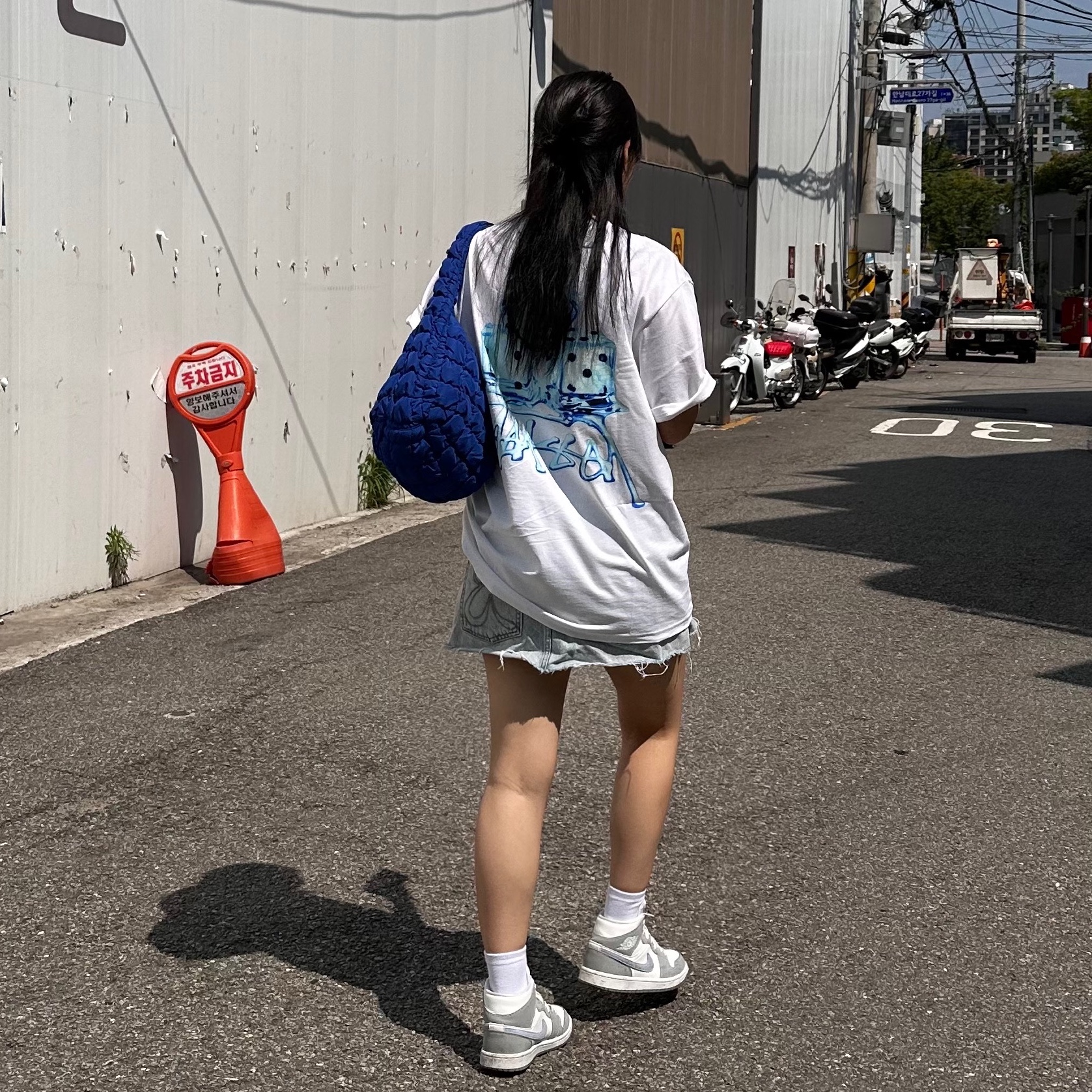 Stussy Melted T-Shirt White, COS Quilted Mini Bag Blue 착용 스타일