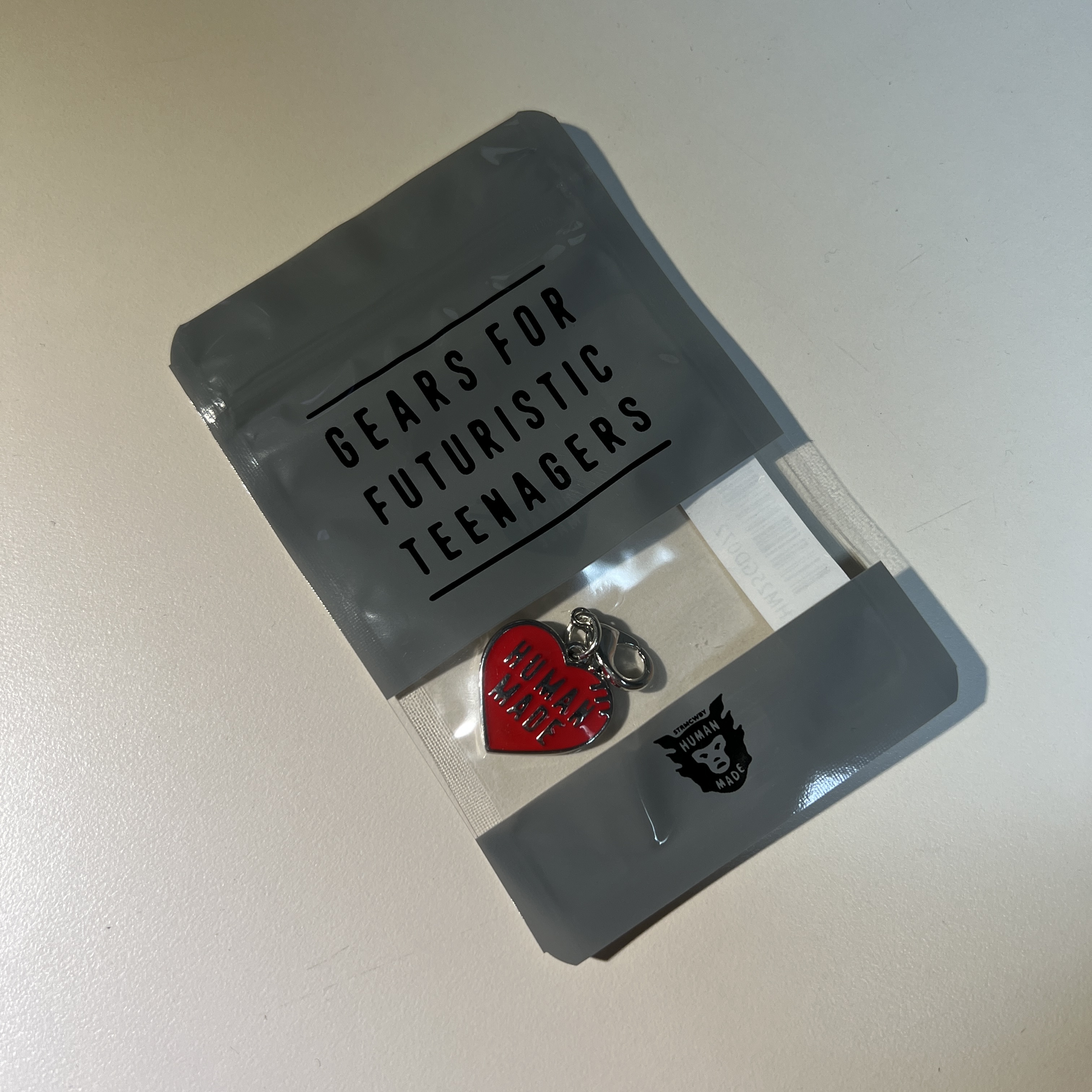 Stussy Built Tough T-Shirt White, Human Made Heart Mini Keycharm Red 착용 스타일 - 2