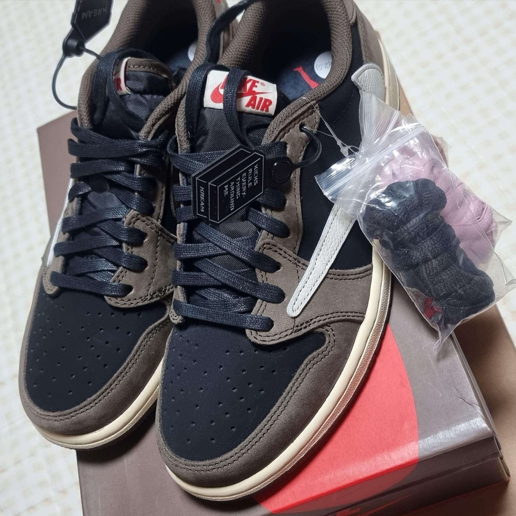 Jordan 1 x Travis Scott Retro Low OG SP Mocha 착용 스타일 - 1