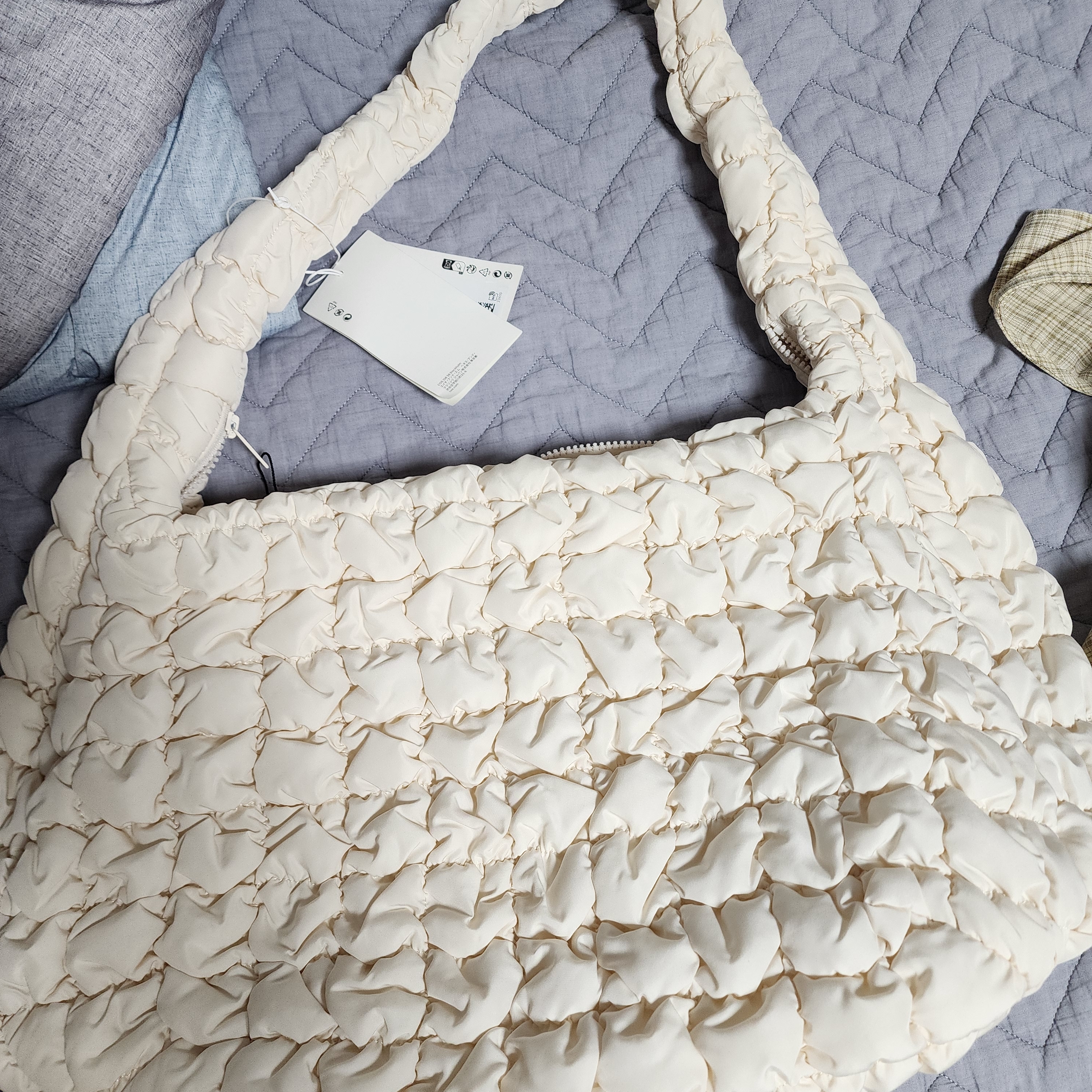 COS Quilted Oversized Shoulder Bag Off White Light Beige 착용 스타일 - 2