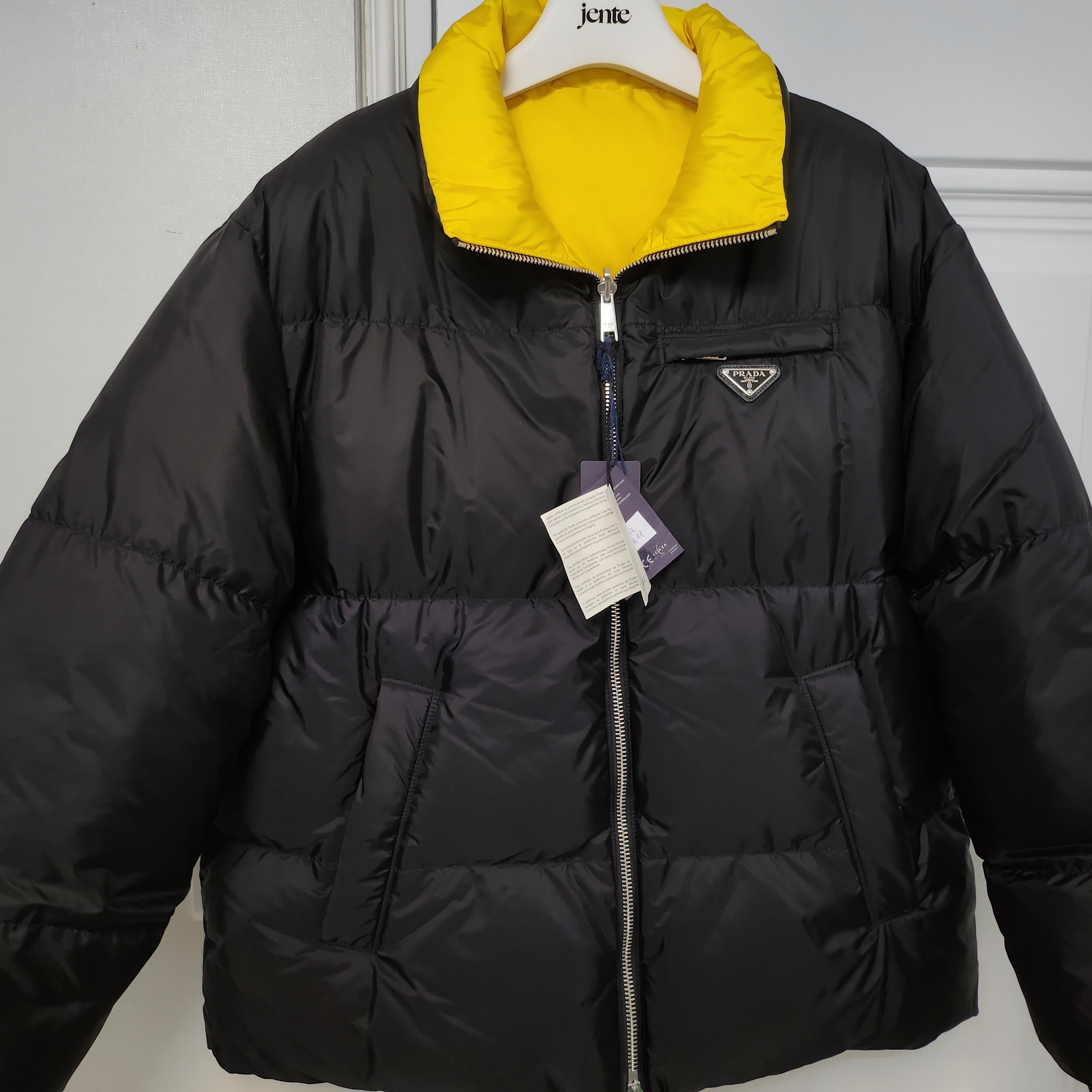 Prada Mid Length Re-Nylon Reversible Down Jacket Black Yellow 착용 스타일 - 2