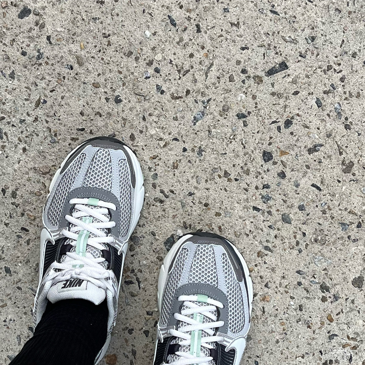 (W) Nike Zoom Vomero 5 Cobblestone and Flat Pewter 착용 스타일