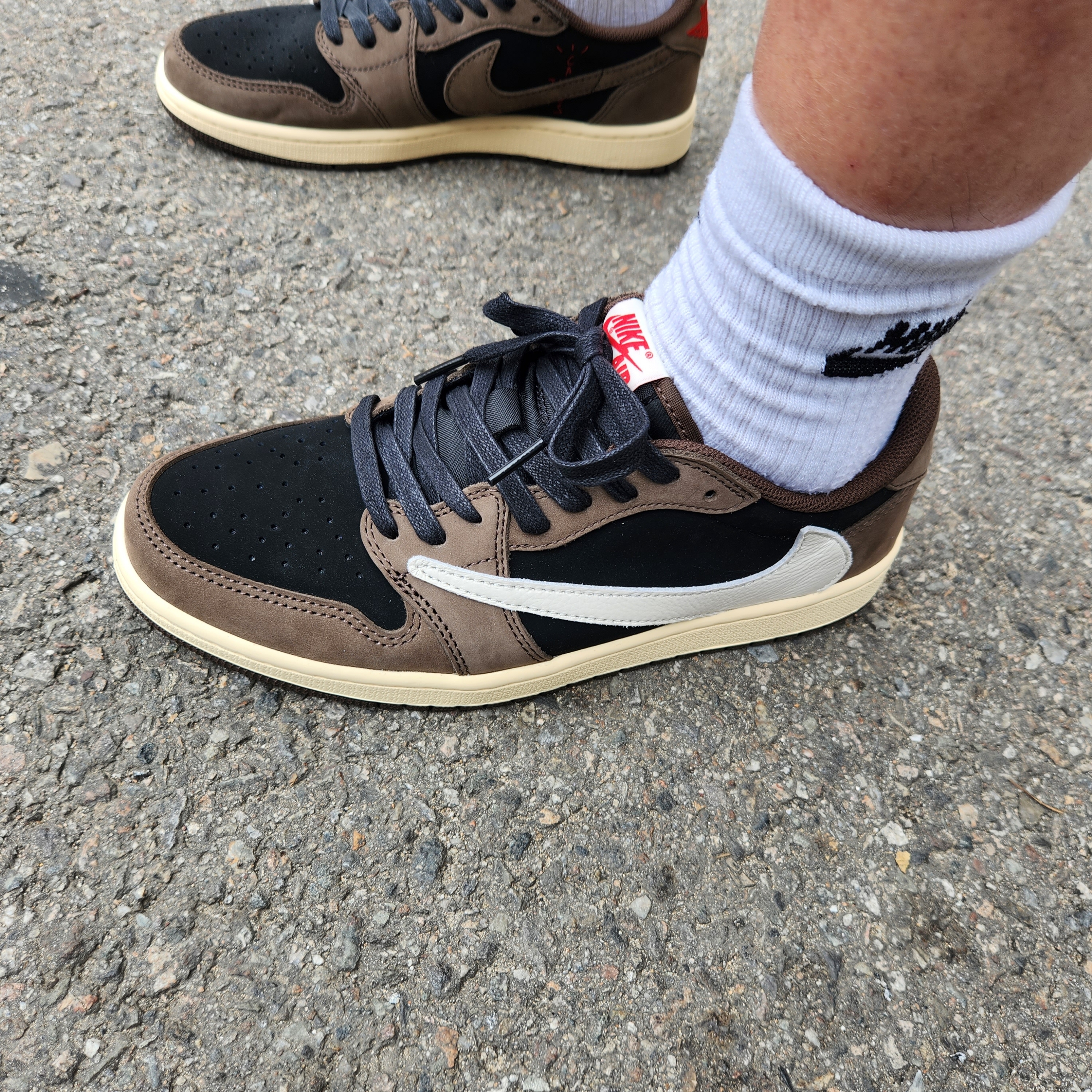 Jordan 1 x Travis Scott Retro Low OG SP Mocha 착용 스타일 - 2