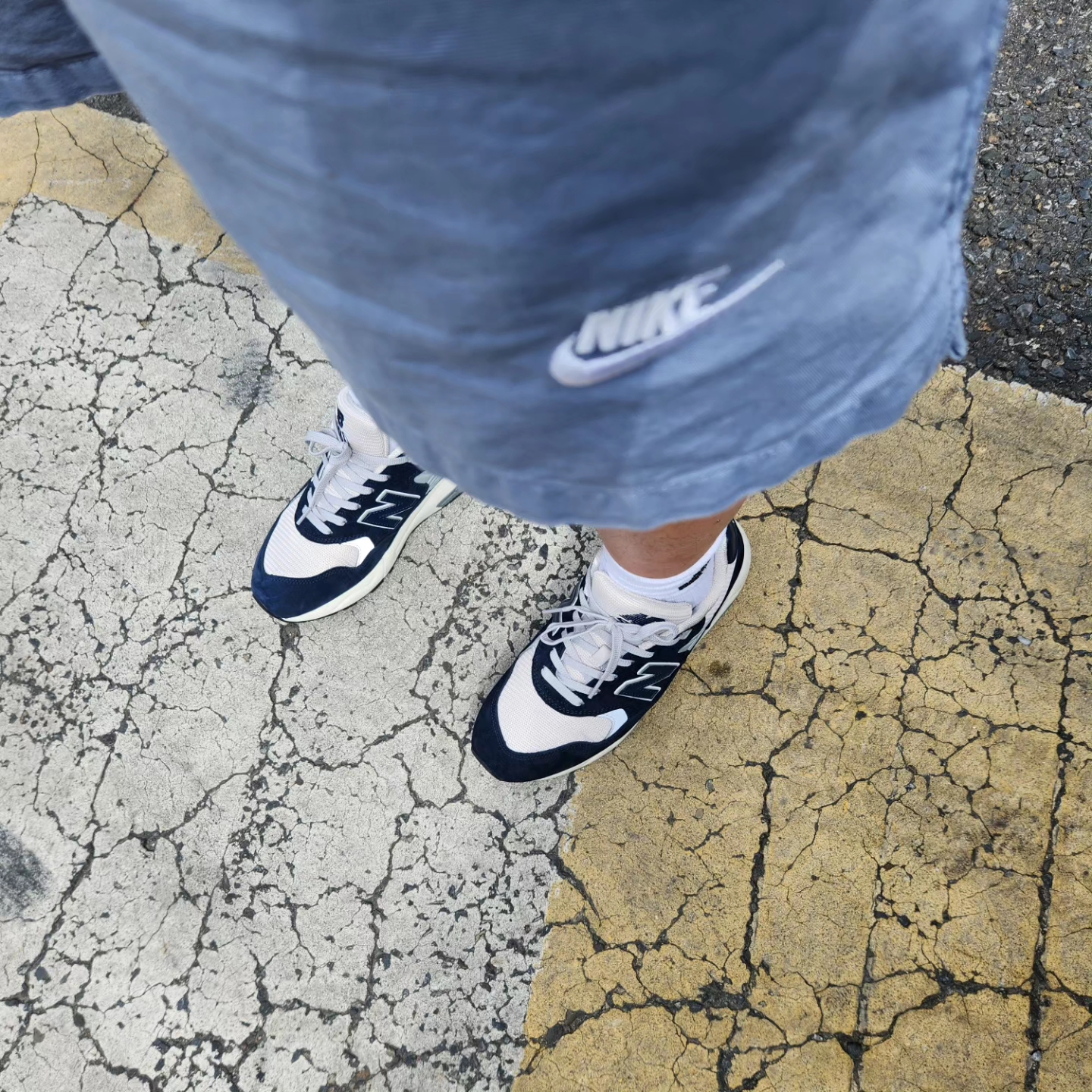 New Balance 580 Navy Cream 착용 스타일 - 1
