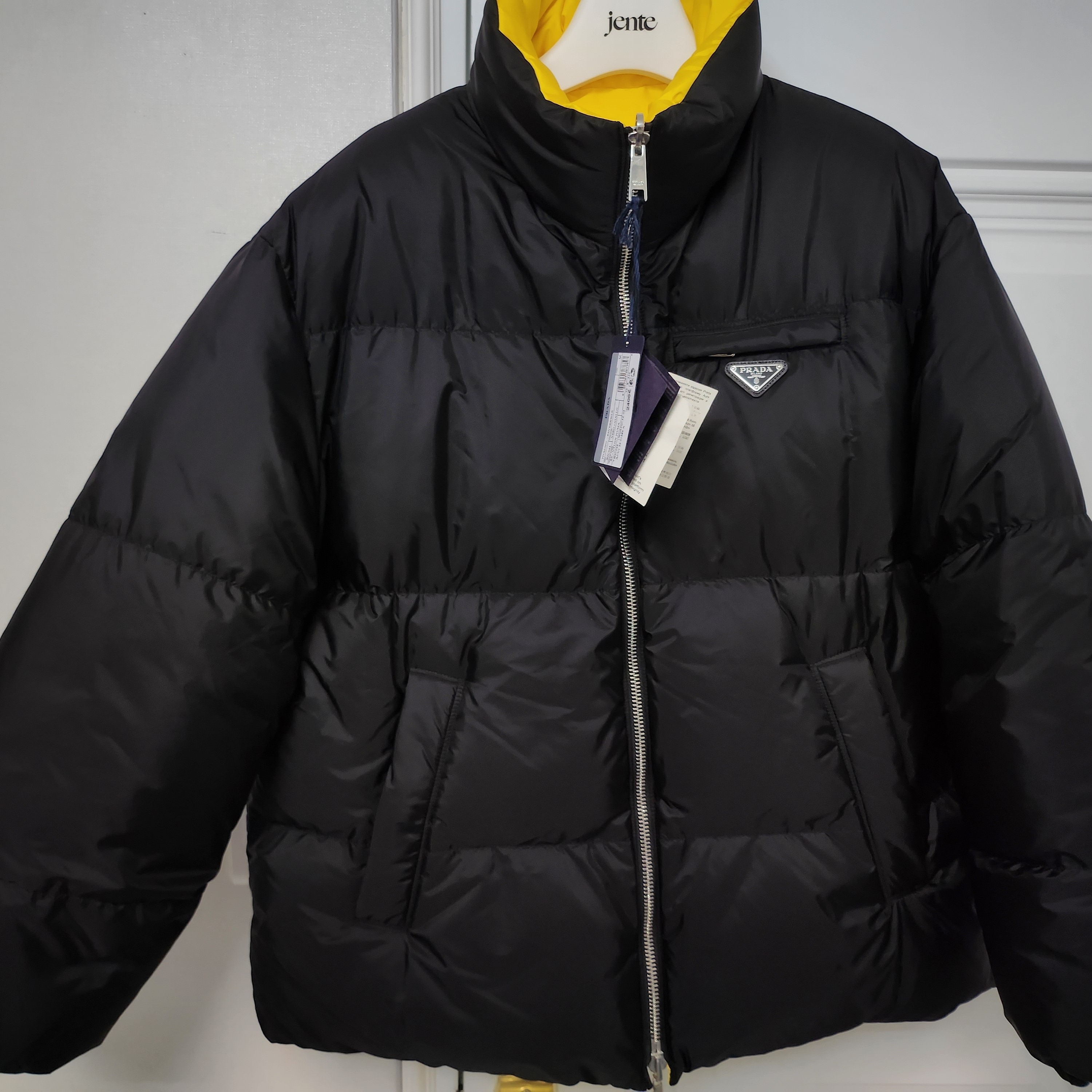 Prada Mid Length Re-Nylon Reversible Down Jacket Black Yellow 착용 스타일 - 1