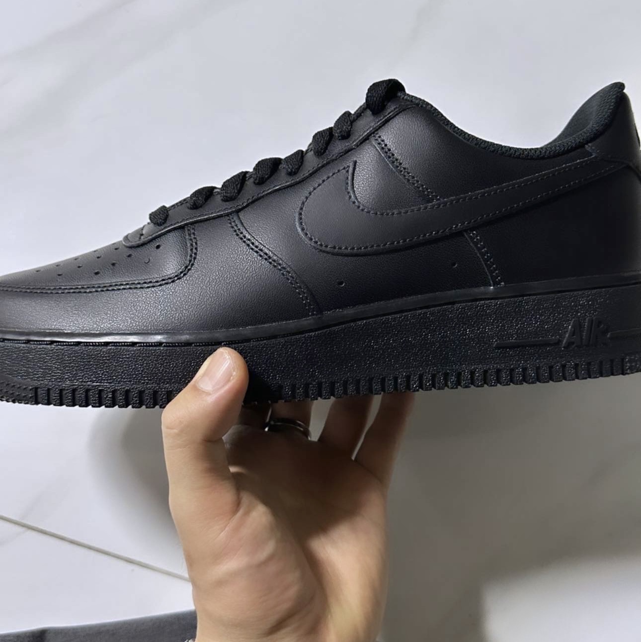 Nike Air Force 1 '07 Low Triple Black 착용 스타일