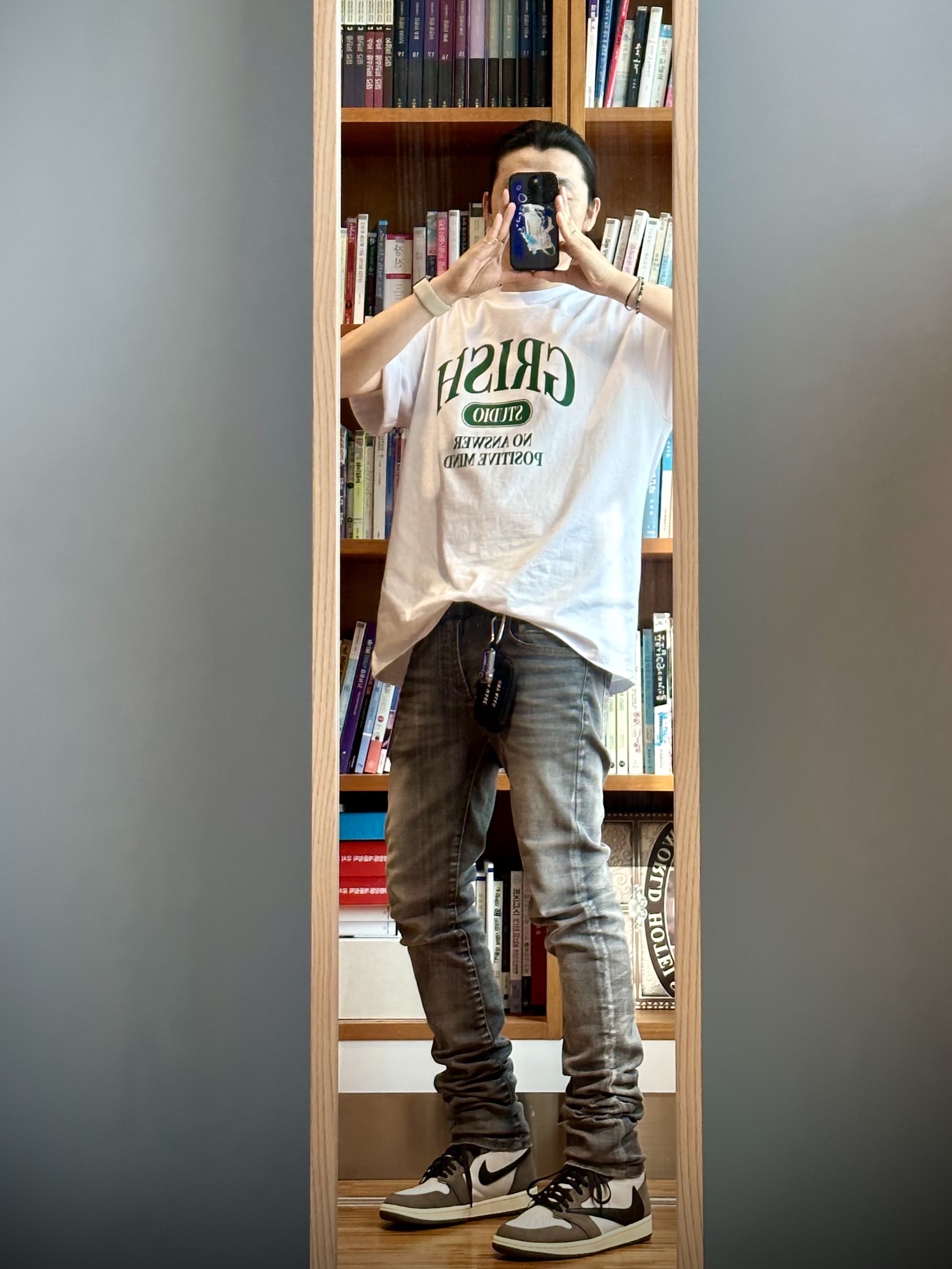 Undermycar Legion.03 Slim Fit Blue Stitch Washed Jeans Washed Gray, Jordan 1 x Travis Scott Retro High OG SP Mocha 착용 스타일 - 4