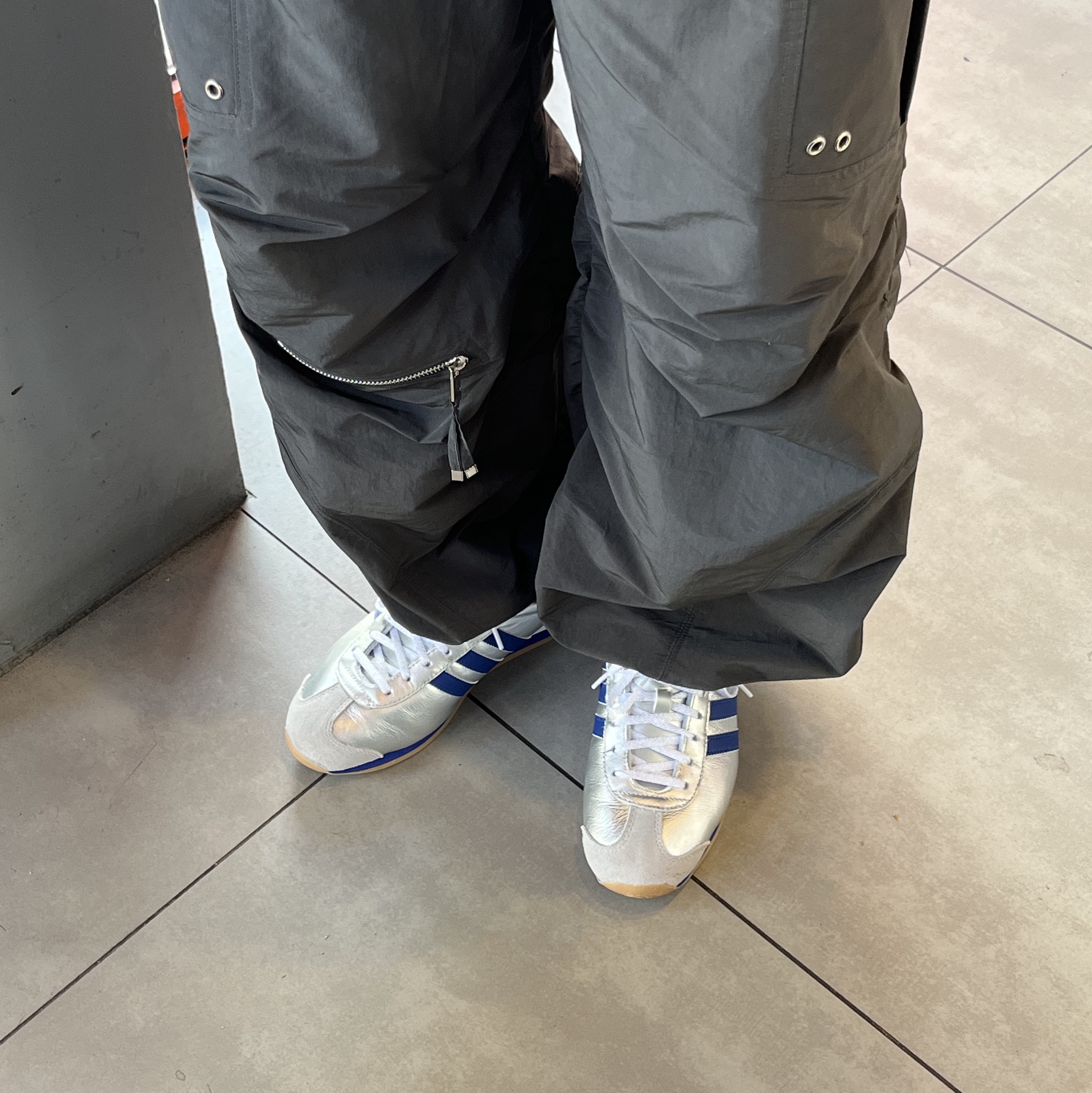Adidas Country OG Matte Silver Bright Blue 착용 스타일