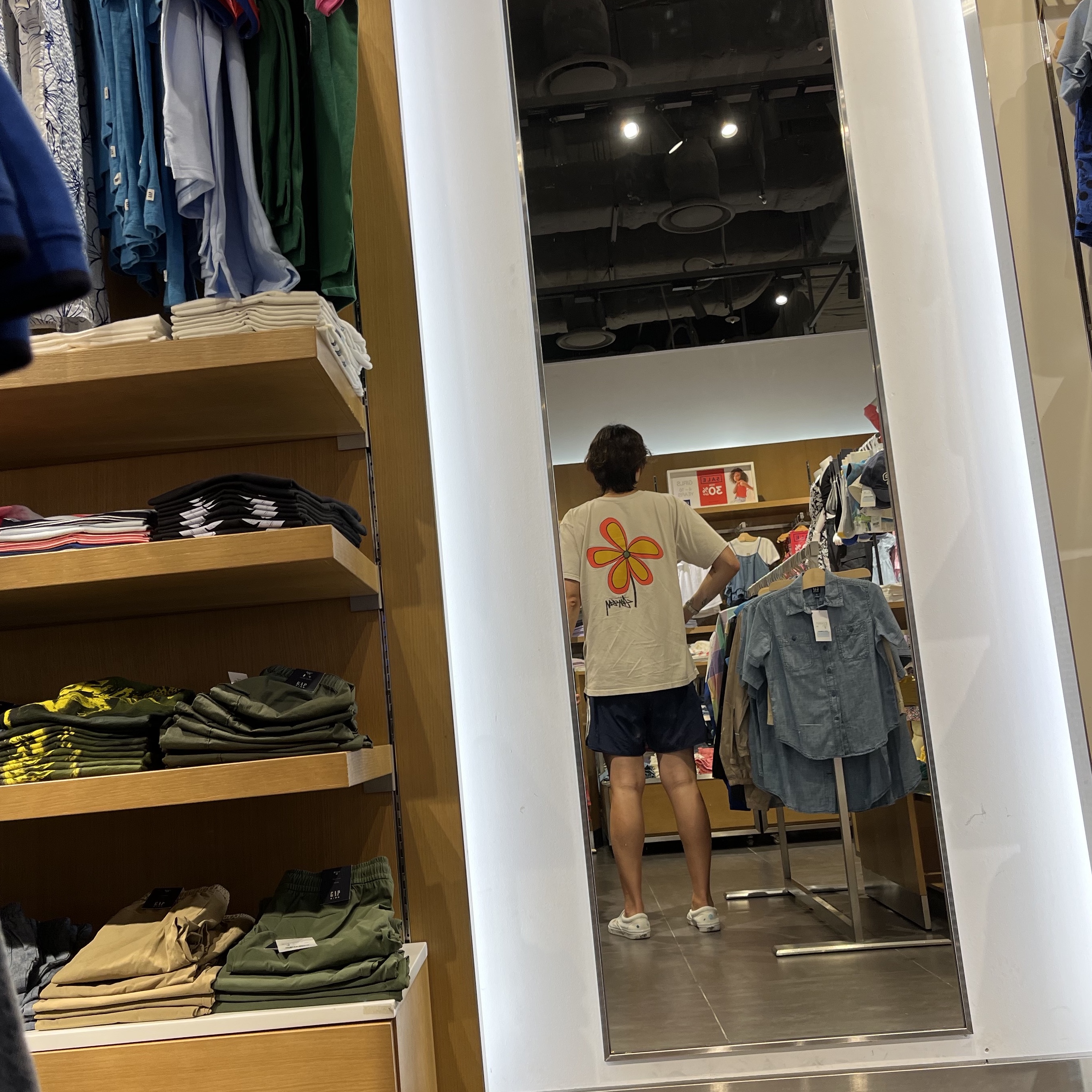 Stussy Flower T-Shirt Smoke 착용 스타일