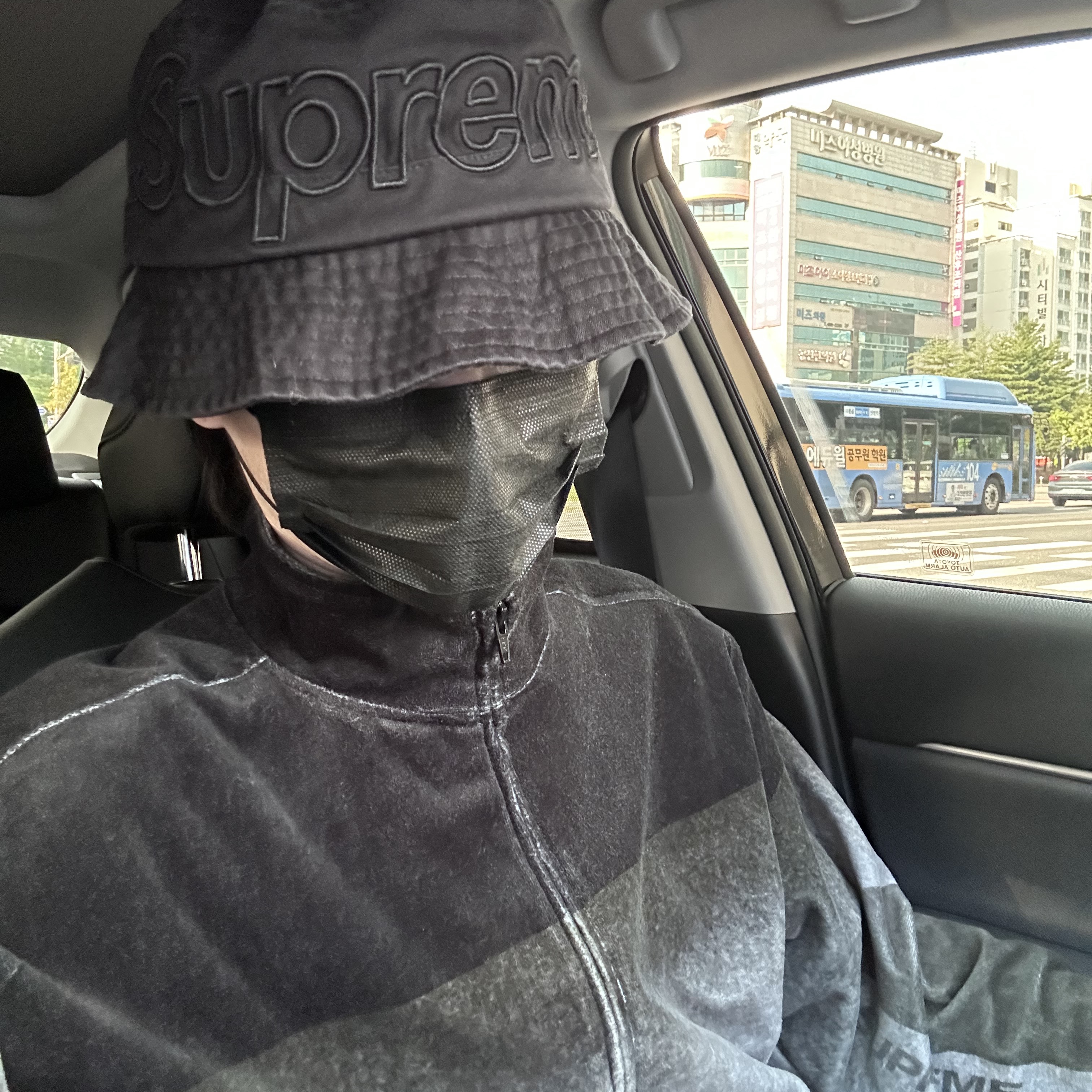 Supreme Geo Velour Track Jacket Black - 23SS, Supreme Outline Crusher Black - 23SS 착용 스타일 - 2