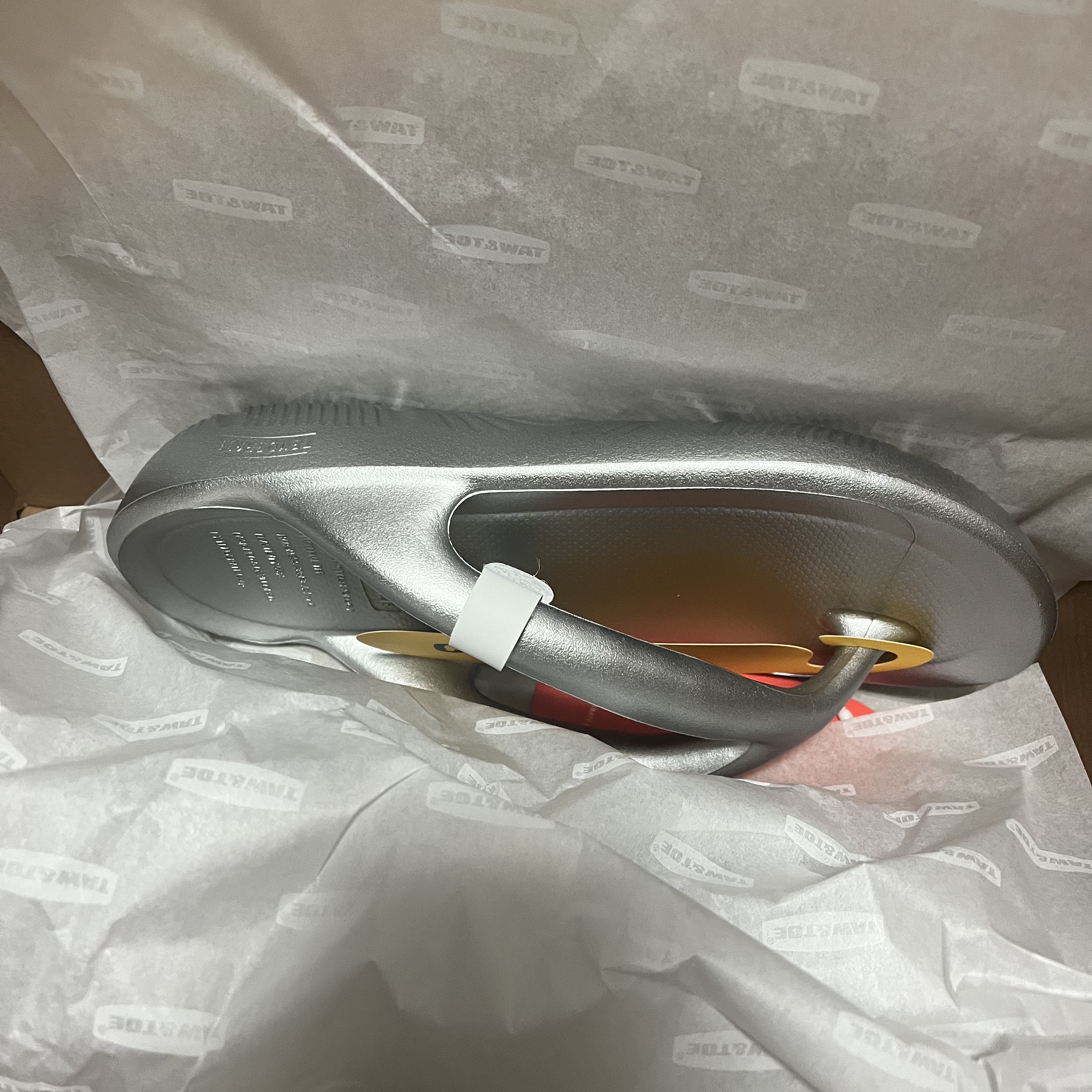 Taw&Toe Flip Flop Zerovity OG Light Silver 착용 스타일