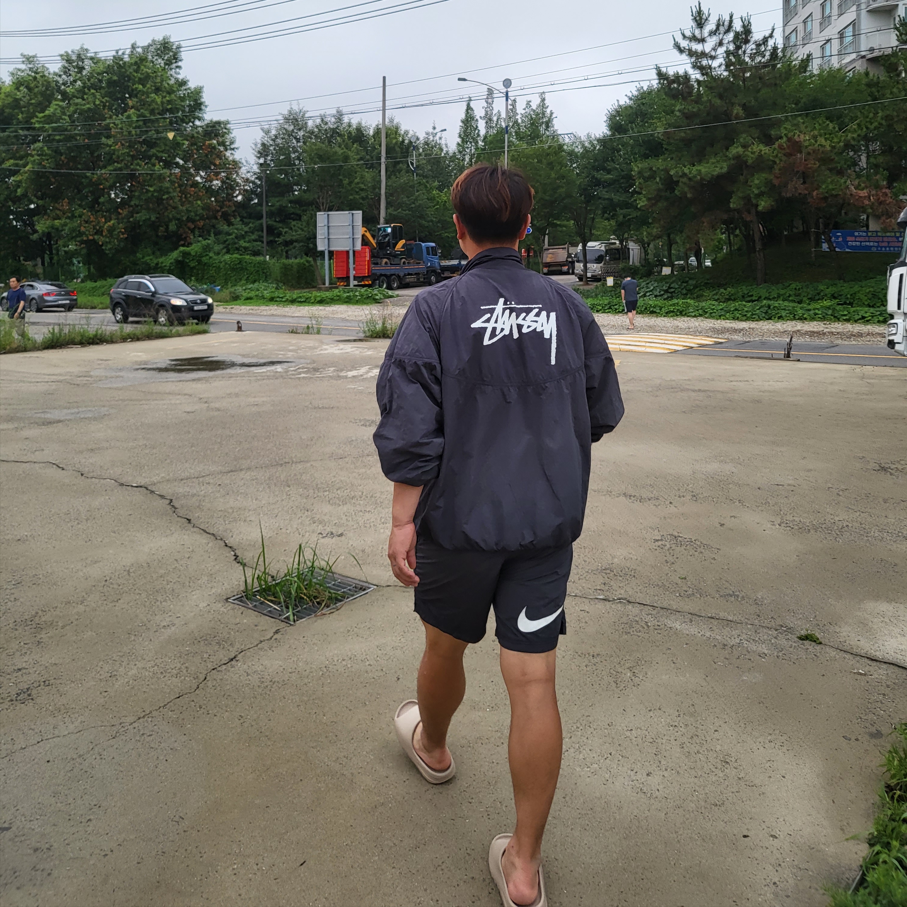 Nike x Stussy Windrunner Jacket Off Noir, Nike x Stussy Water Shorts Off Noir 착용 스타일