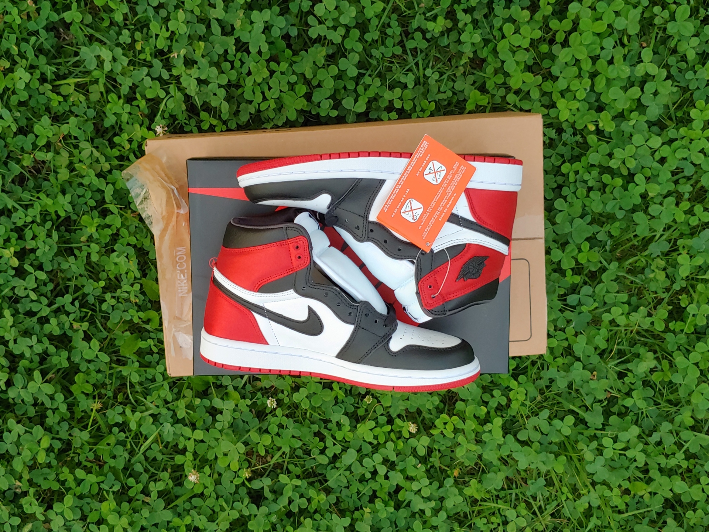 (W) Jordan 1 Retro High Satin Black Toe 착용 스타일 - 1
