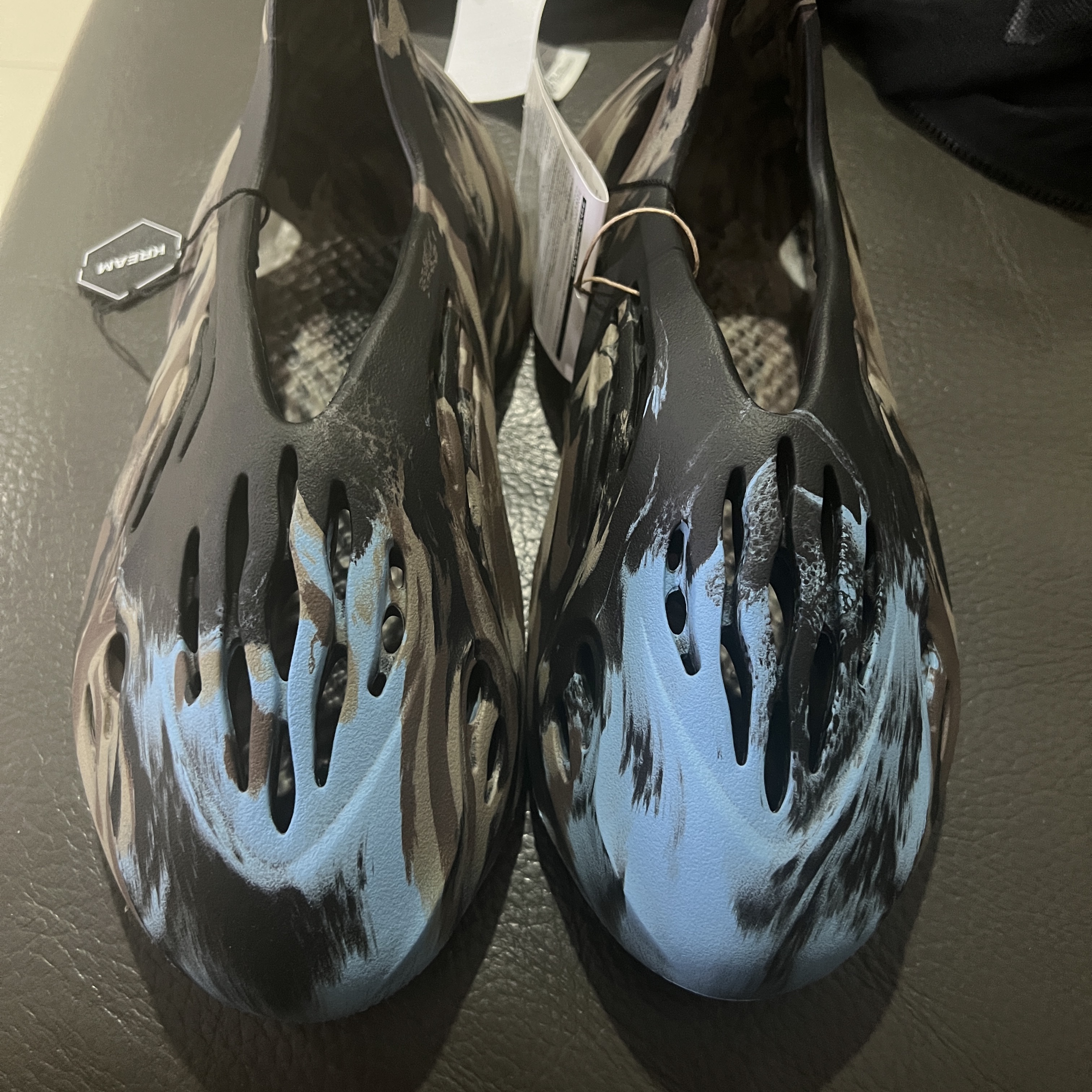 Adidas Yeezy Foam RNNR MX Cinder 착용 스타일
