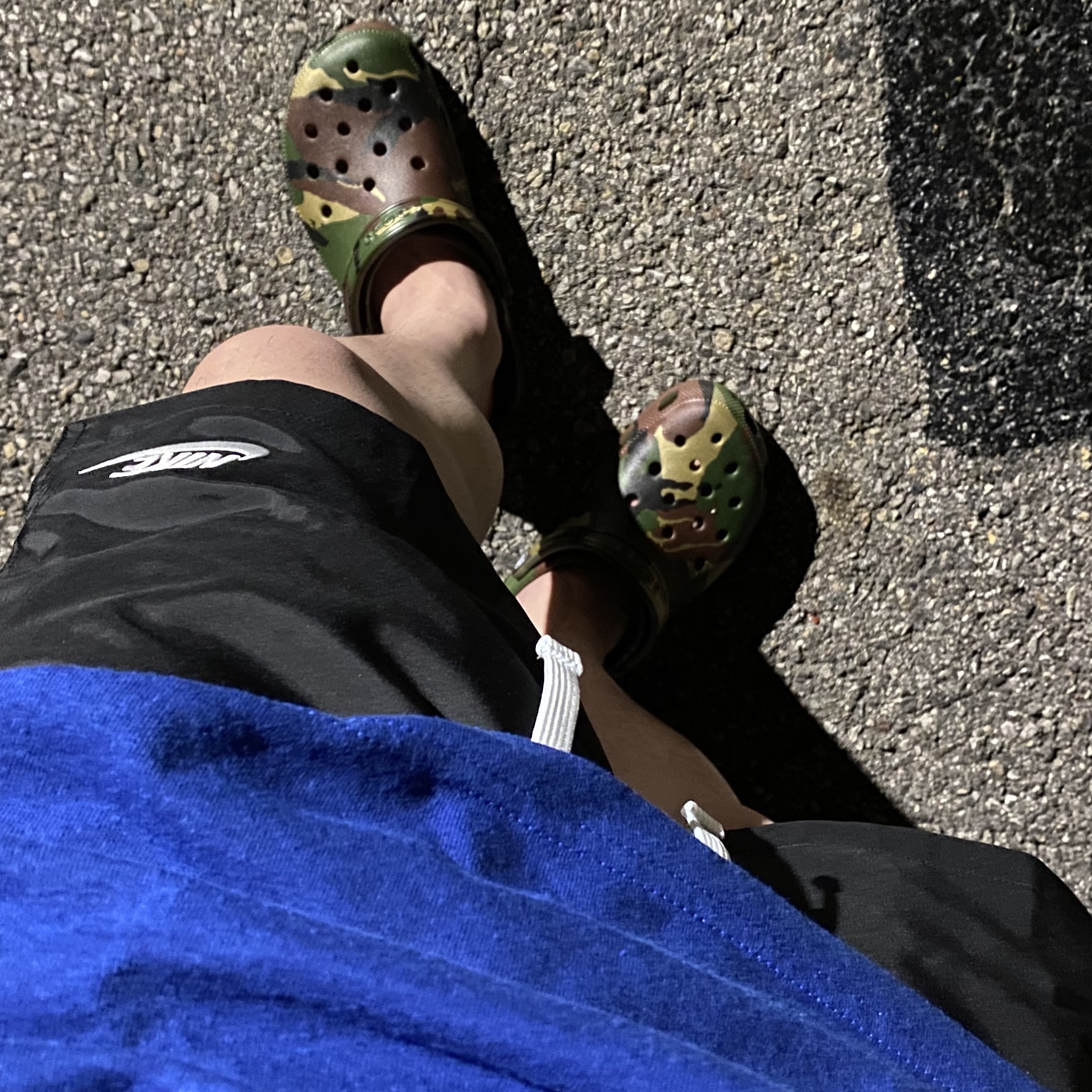 Crocs x Palace Classic Clog Woodland Camo 착용 스타일 - 1