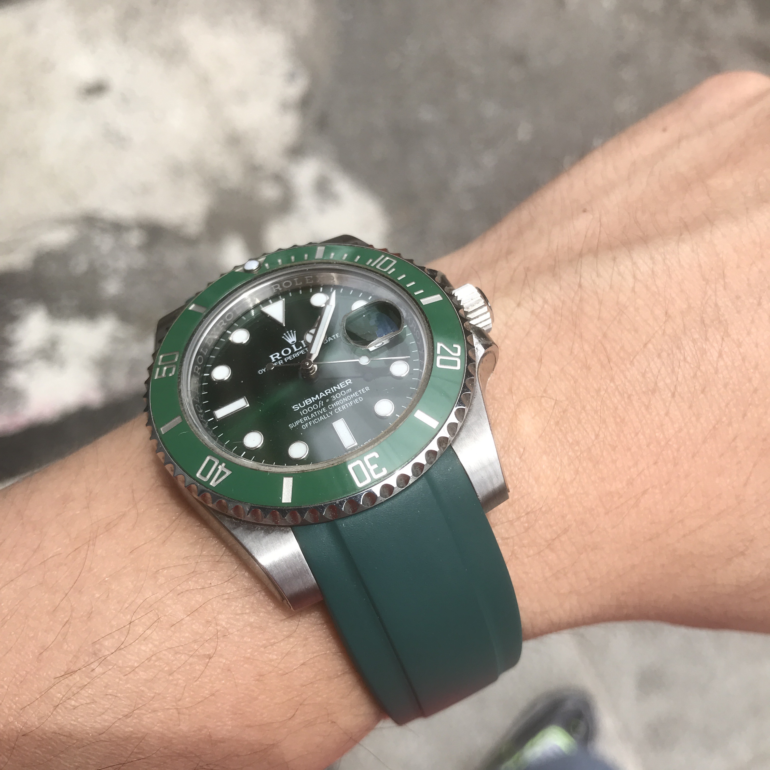 Rolex Submariner Date 40mm 116610LV Green Oyster 착용 스타일 - 5